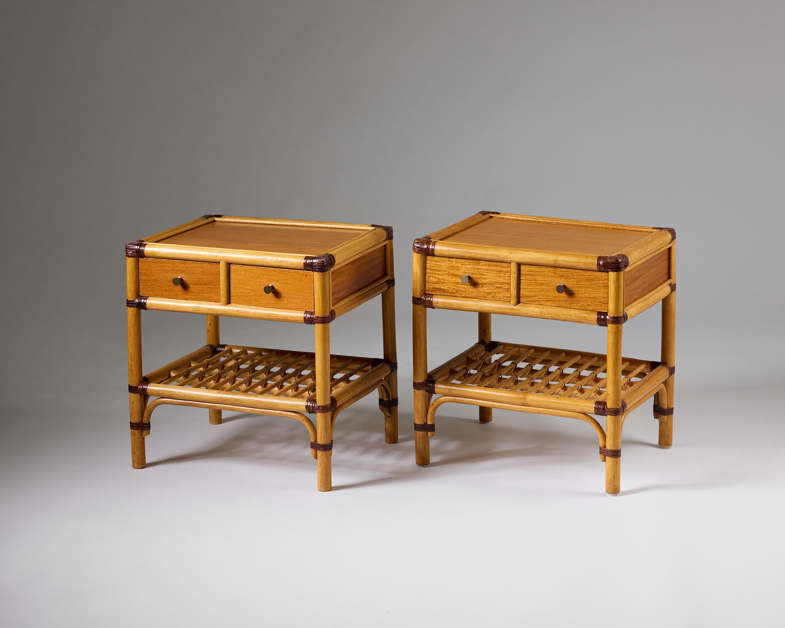 Ein Paar Nachttische von DUX, Schweden, 1960. Diese eleganten skandinavischen Nachttische kombinieren Schilfrohr, Rattan, Bambus und Teakholz und vereinen natürliche Wärme mit raffinierter Handwerkskunst. Das kolonial inspirierte Design