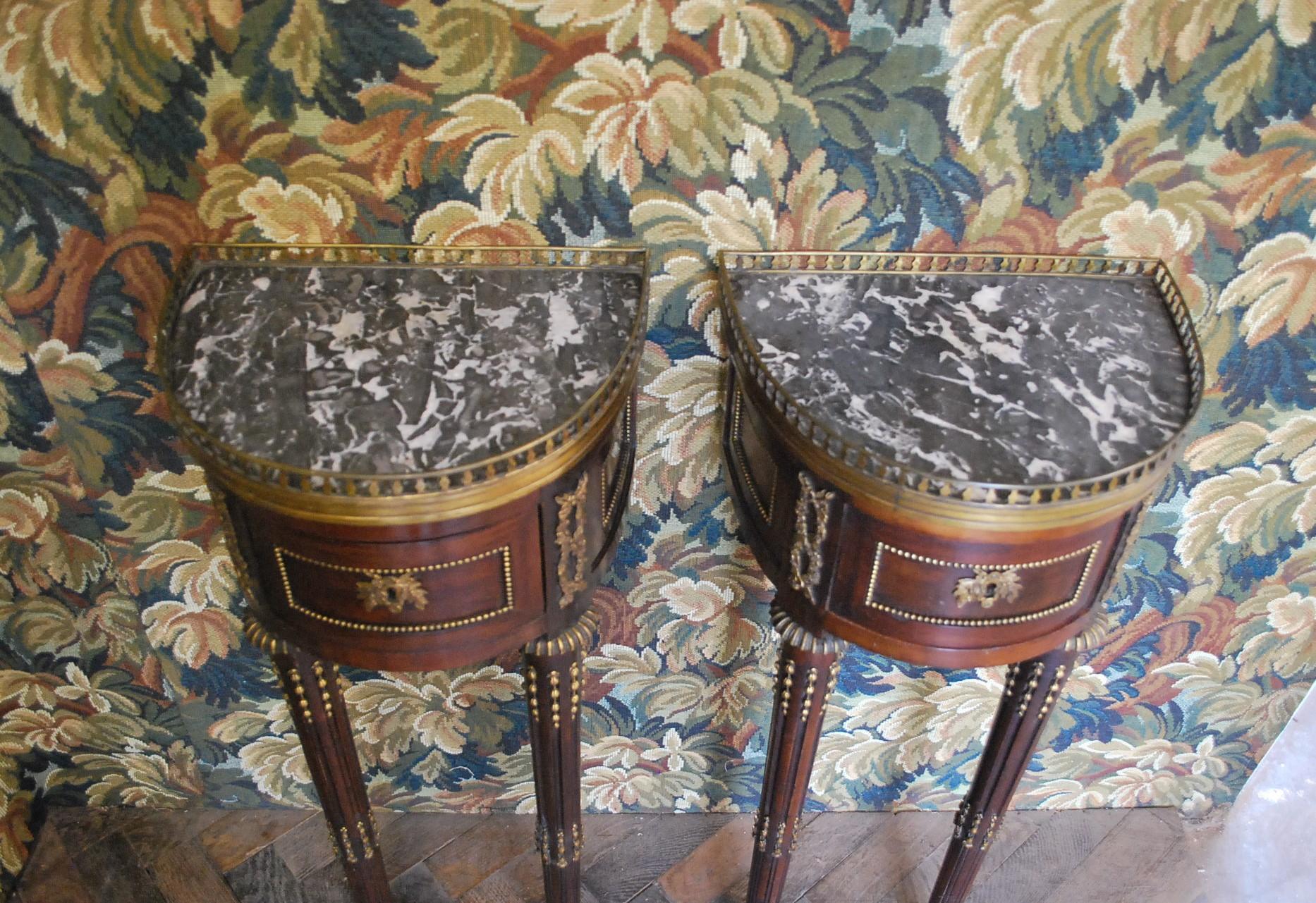 Neoclassical Revival Pair of bedside tables For Sale