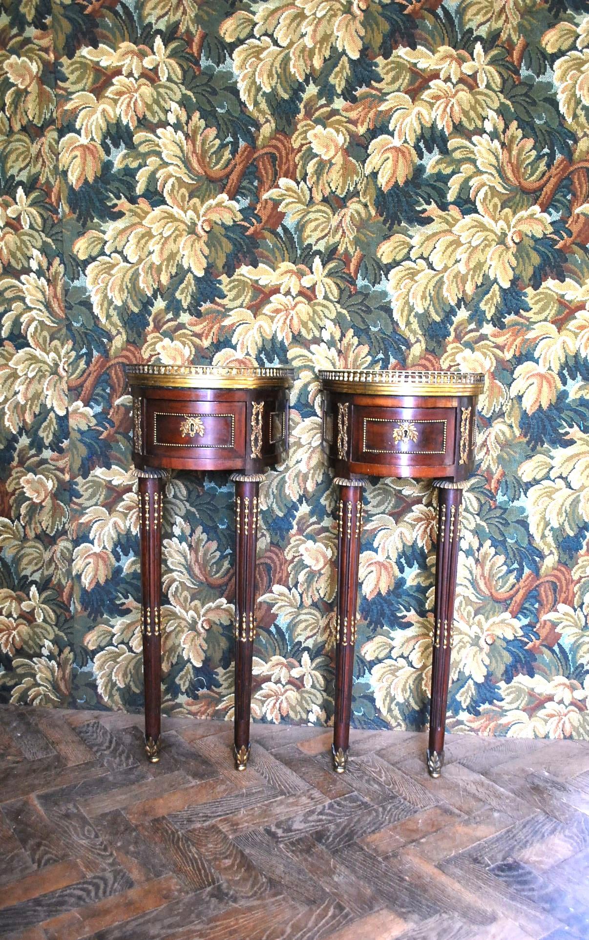 Mahogany Pair of bedside tables For Sale