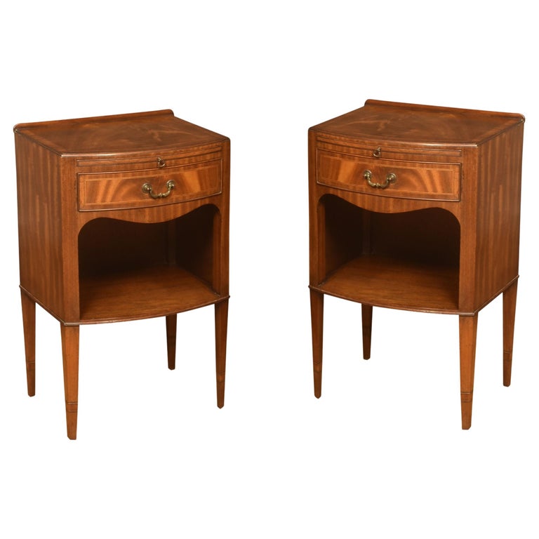 Pair of bedside tables For Sale at 1stDibs