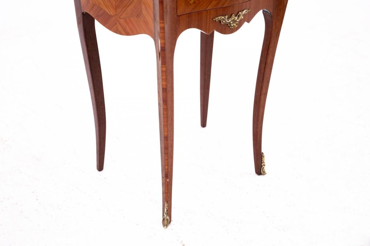 Bedside tables from around 1910, France.

Dimensions: H 74 cm / W 41 cm / D 31 cm