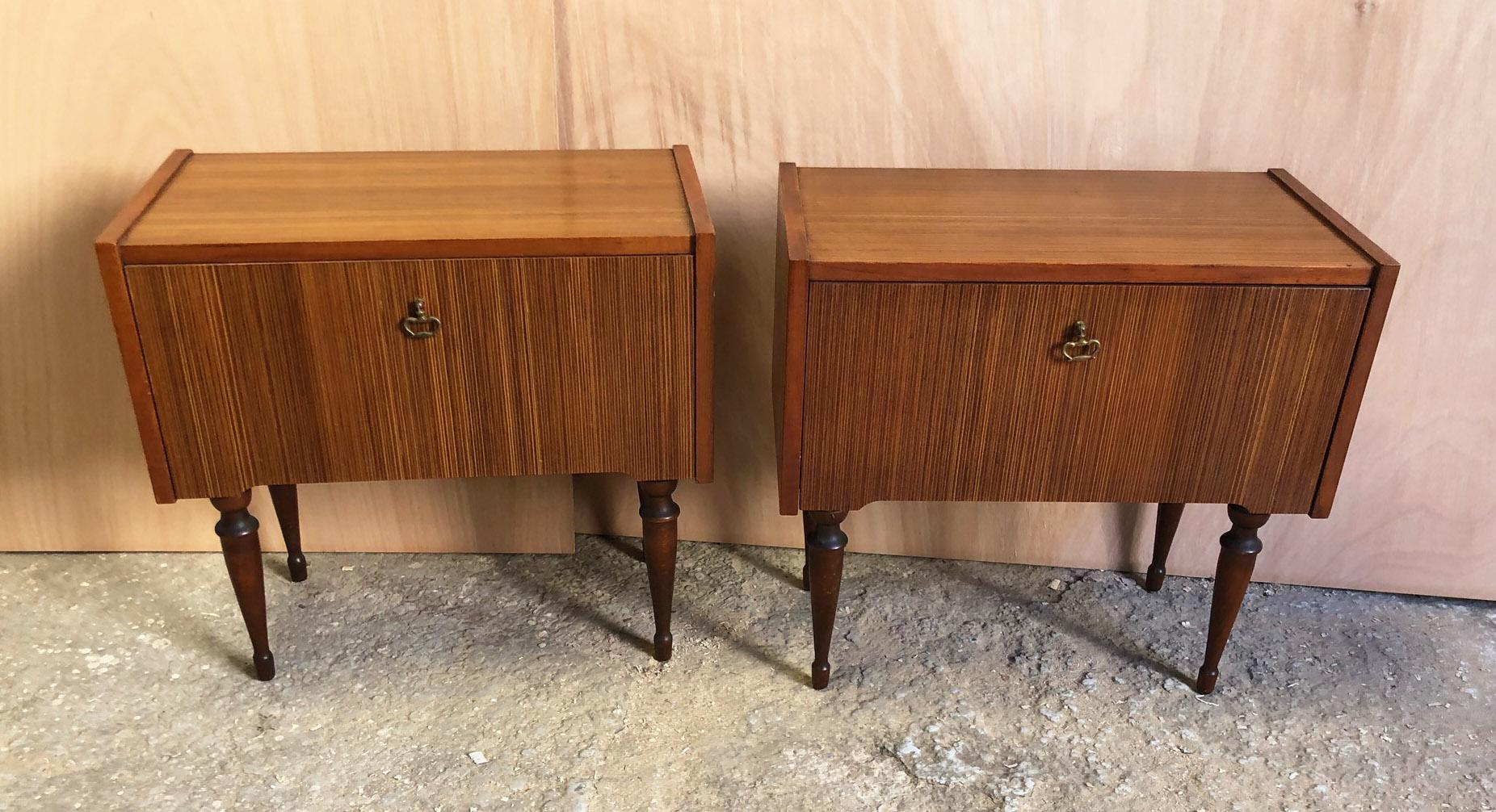 Paire de tables de chevet de 1970, italiennes, plaquées en teck sur panneau de particules. 
Ouverture particulière des portes. Couleur miel.
Vient d'un vieux  riche maison de campagne dans la région de Florence, en Toscane.
Comme le montrent les