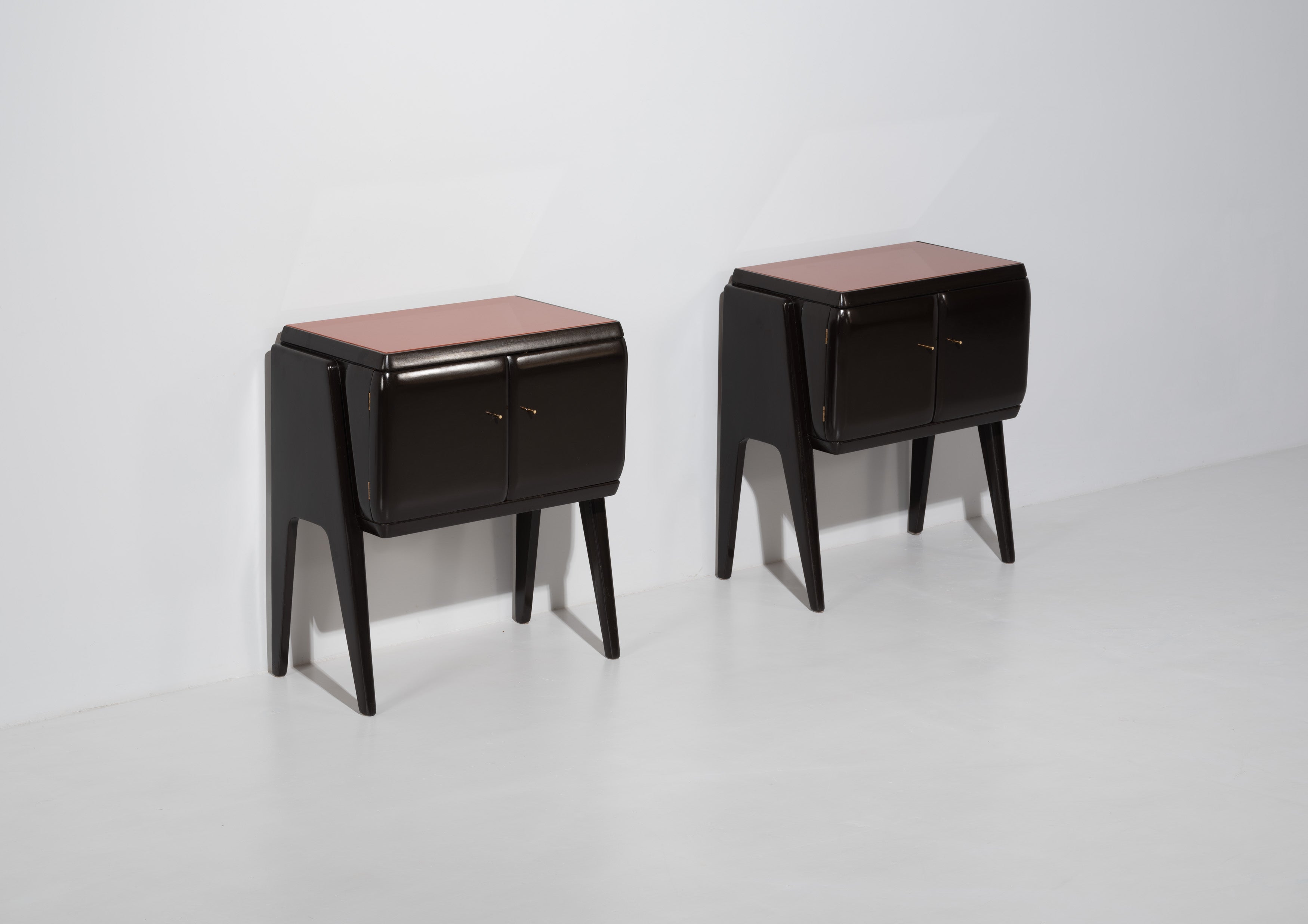 A pair of vintage bedside tables of Italian design from the 1950s

We have carried out a long restoration process together with a study and execution of resyling to give a newer and more captivating look combined with the modern design and the