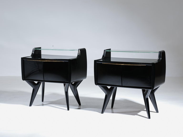 Mid-Century Modern Pair of Bedside Tables in Black Lacquered Wood, Brass and Glass, 1950s For Sale