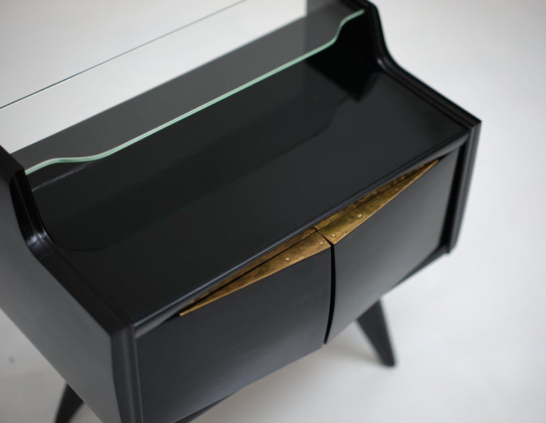 Pair of Bedside Tables in Black Lacquered Wood, Brass and Glass, 1950s In Good Condition For Sale In Rome, IT