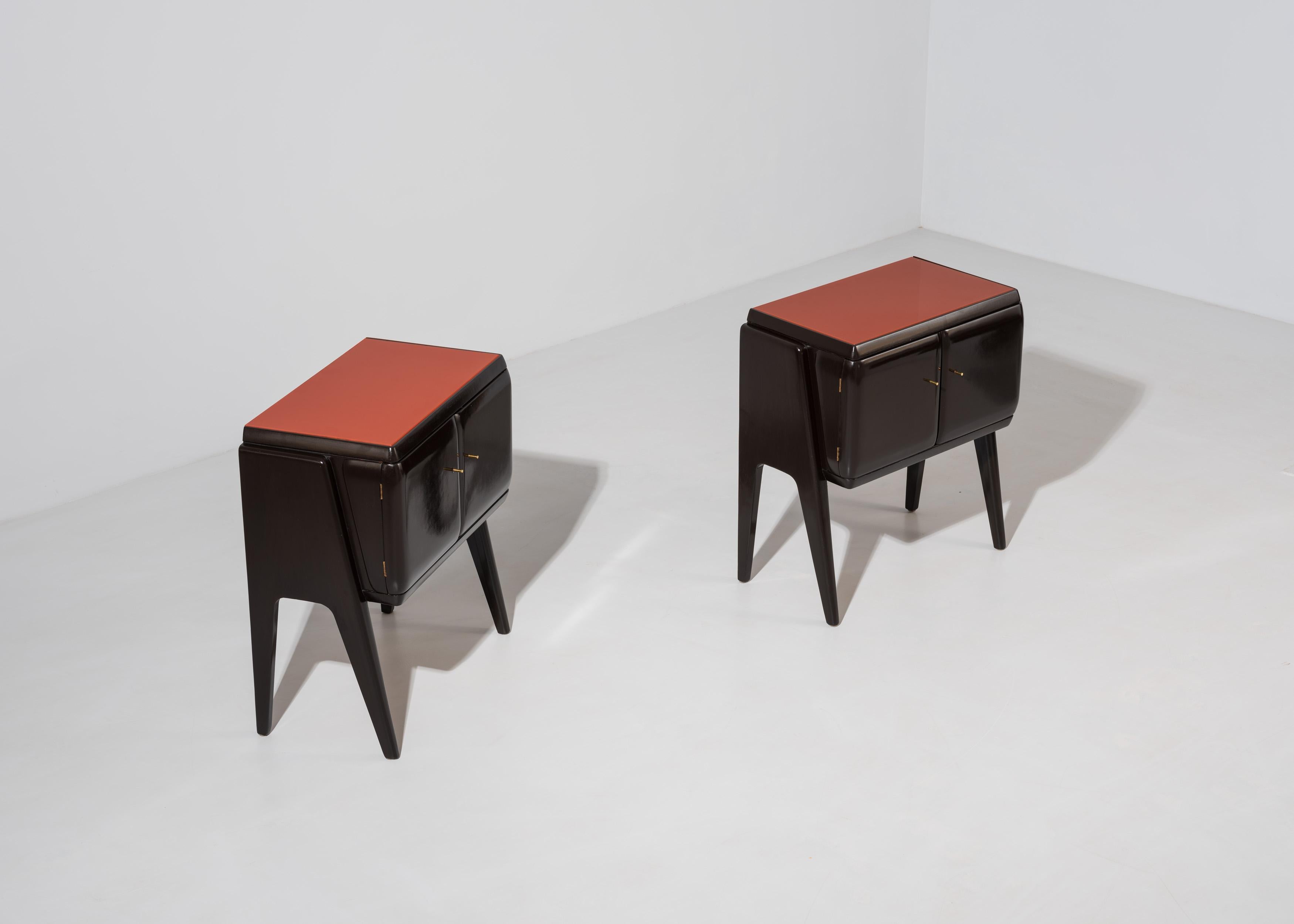 Pair of Bedside Tables in Black Lacquered Wood, Brass and Glass, 1950s In Good Condition In Rome, IT