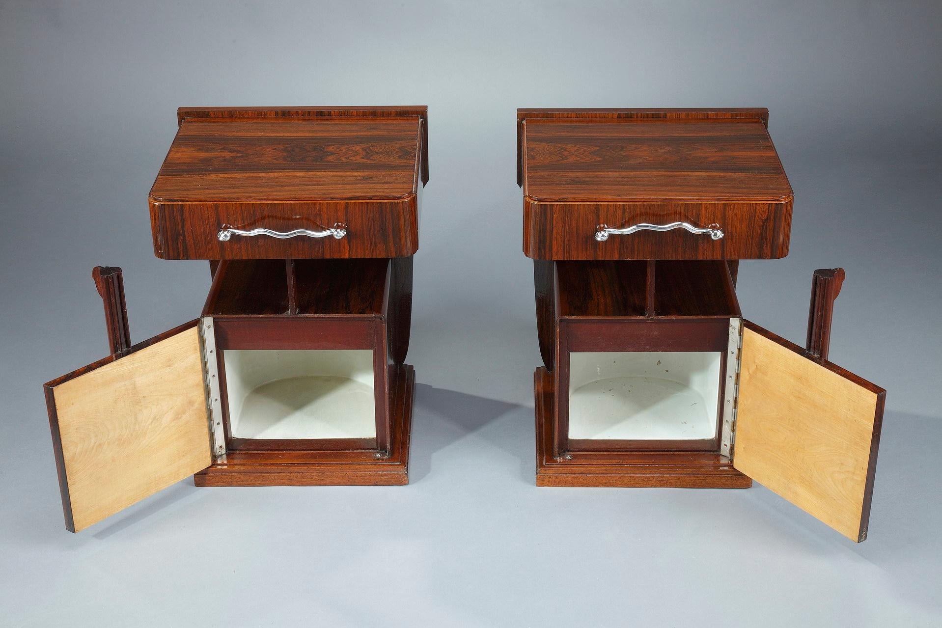 Early 20th Century Pair of Bedside Tables in Macassar Ebony Veneer