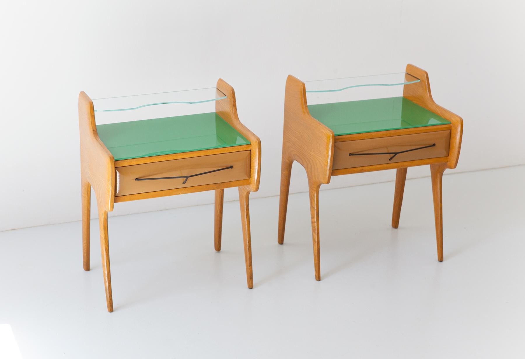 Pair of Bedside Tables in Oak with Green Glass Top, Italy, 1950s In Good Condition In Rome, IT