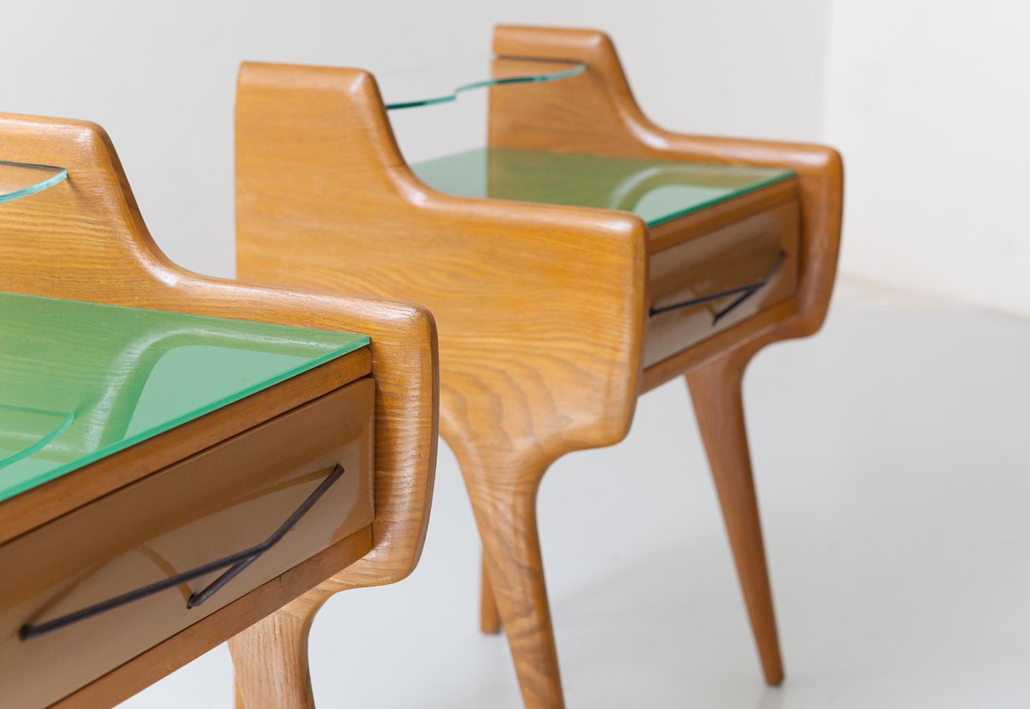 Mid-20th Century Pair of Bedside Tables in Oak with Green Glass Top, Italy, 1950s
