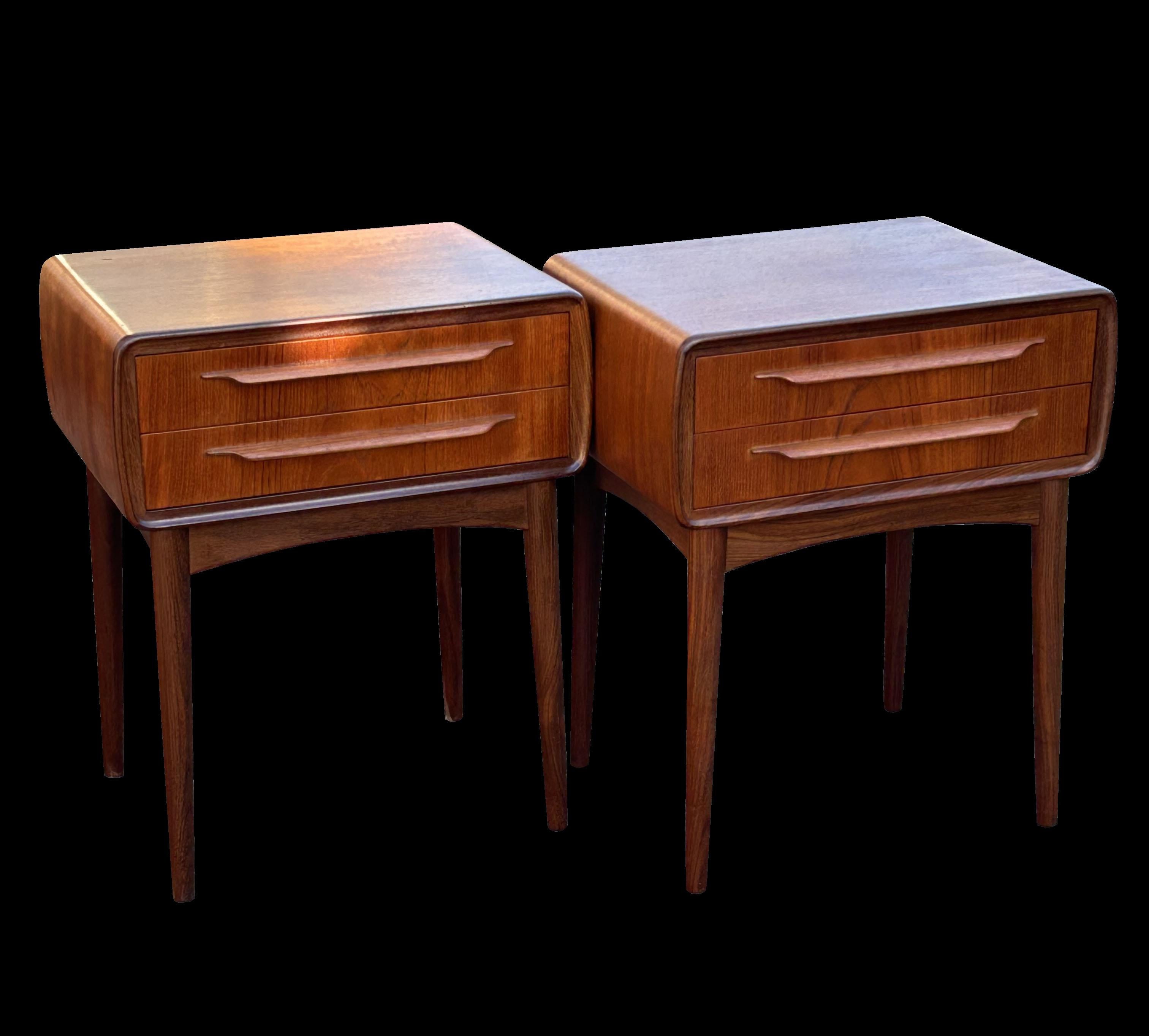 A beautiful pair of original teak bedsides by Johannes Andersen in superb original condition, with no damage and a lovely patina.
we take our photos in daylight to best show the true colours, the darker photos is with no sun and the lighter are when