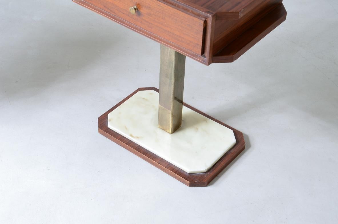 Italian Pair of bedside tables in walnut with marble base  For Sale