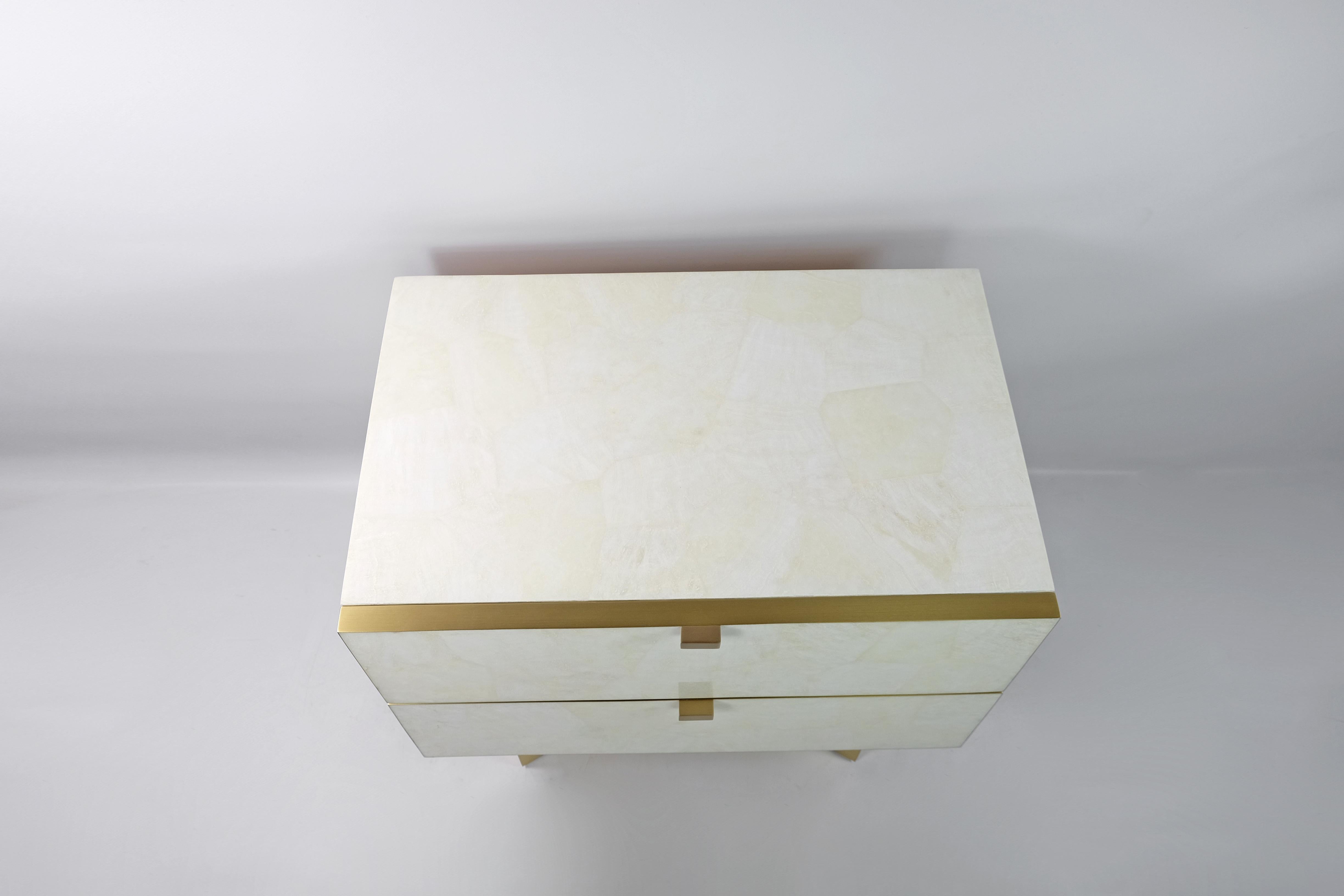 Pair of Bedside Tables in White Rock Crystal Marquetry and Brass In New Condition For Sale In Bourguebus, FR