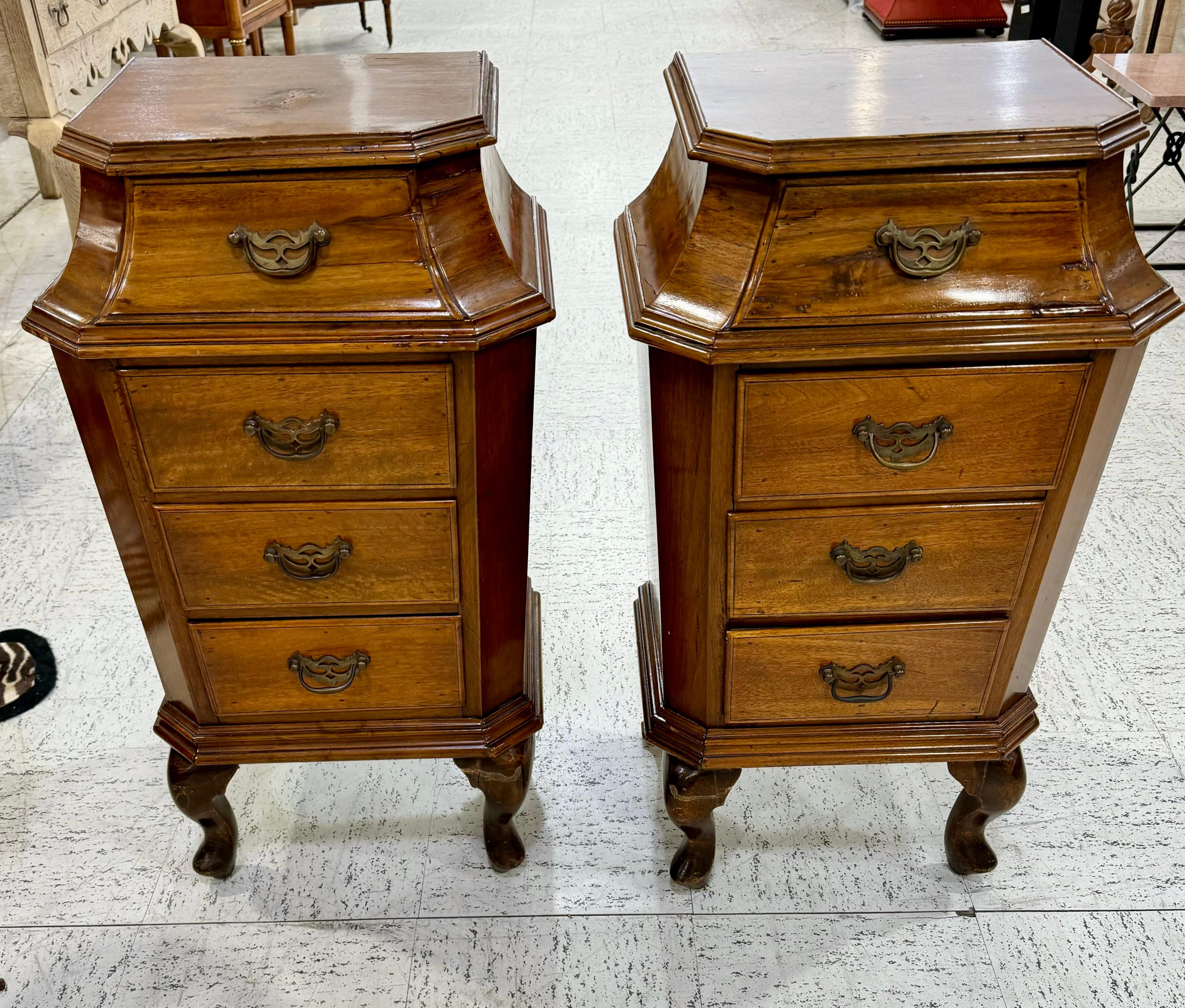 English Pair Of Bedside Tables - Nightstands For Sale