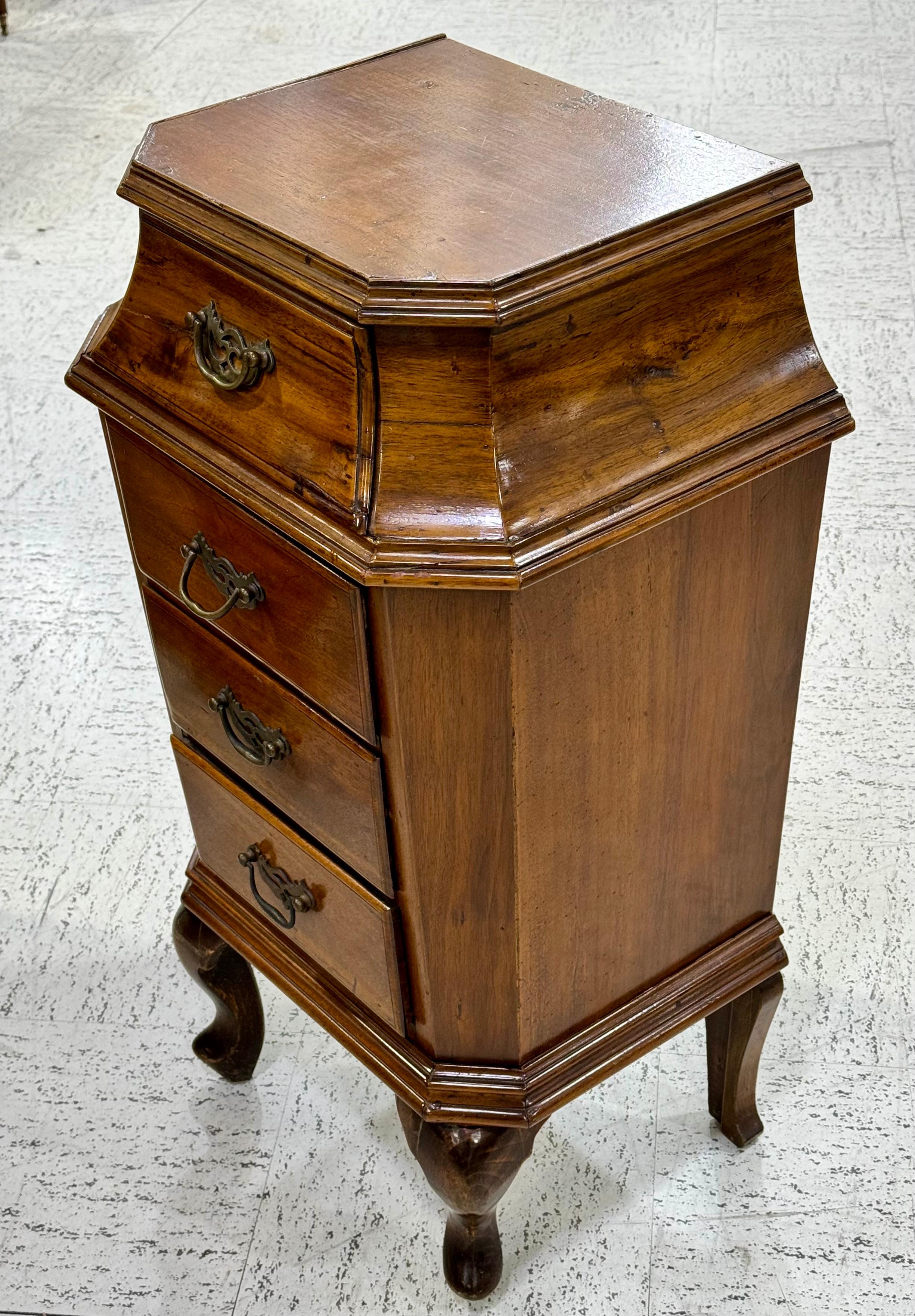 Pair Of Bedside Tables - Nightstands In Good Condition For Sale In Bradenton, FL