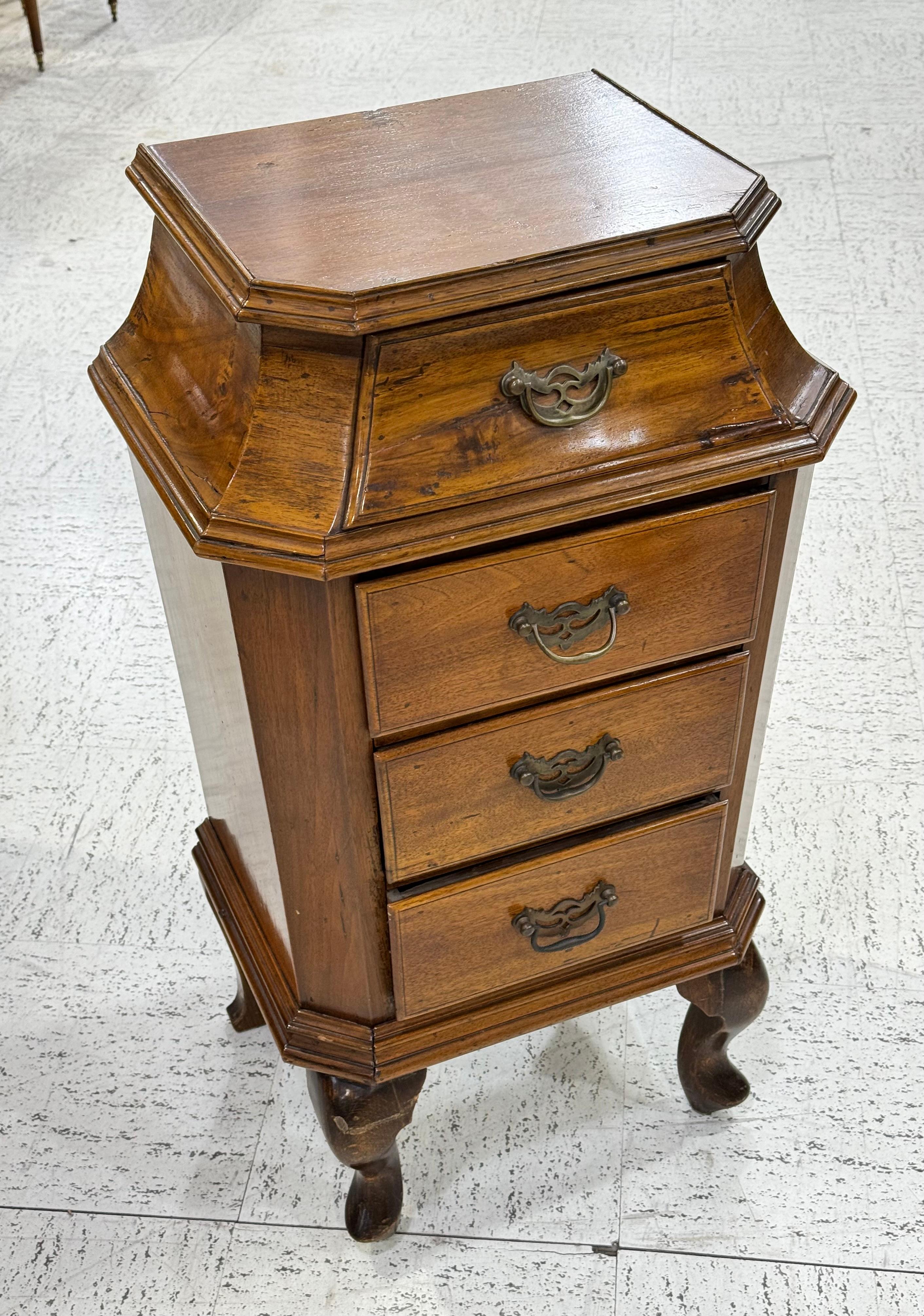 Mahogany Pair Of Bedside Tables - Nightstands For Sale