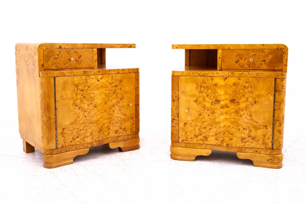Paire de tables de chevet, Pologne, vers 1940.

Très bon état, restauré par des professionnels.

Bois : bouleau

Dimensions : hauteur : 54 cm, largeur : 52 cm, profondeur : 37 cm
