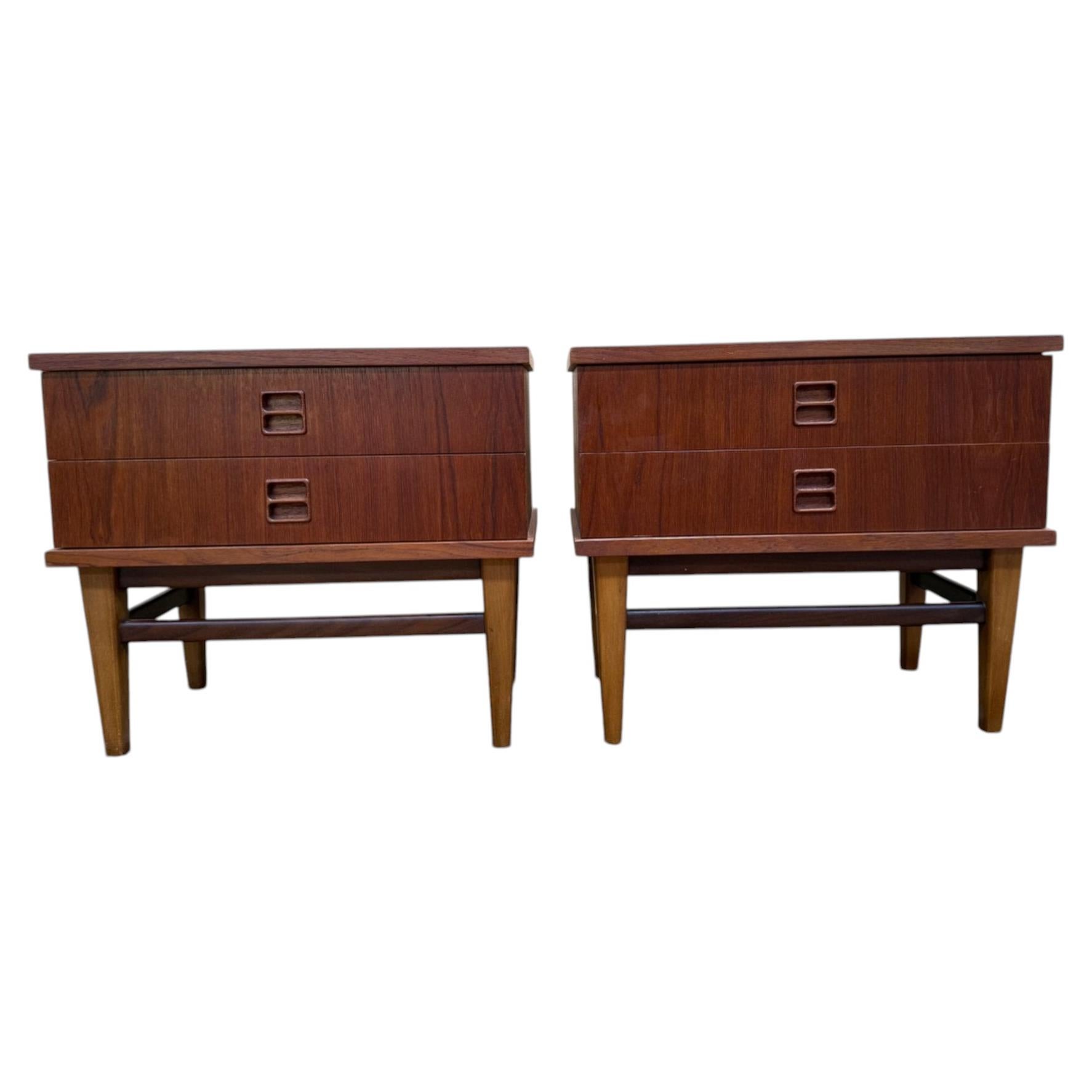 Paire de tables de chevet – Style scandinave – Teck massif – Années 1960 en vente