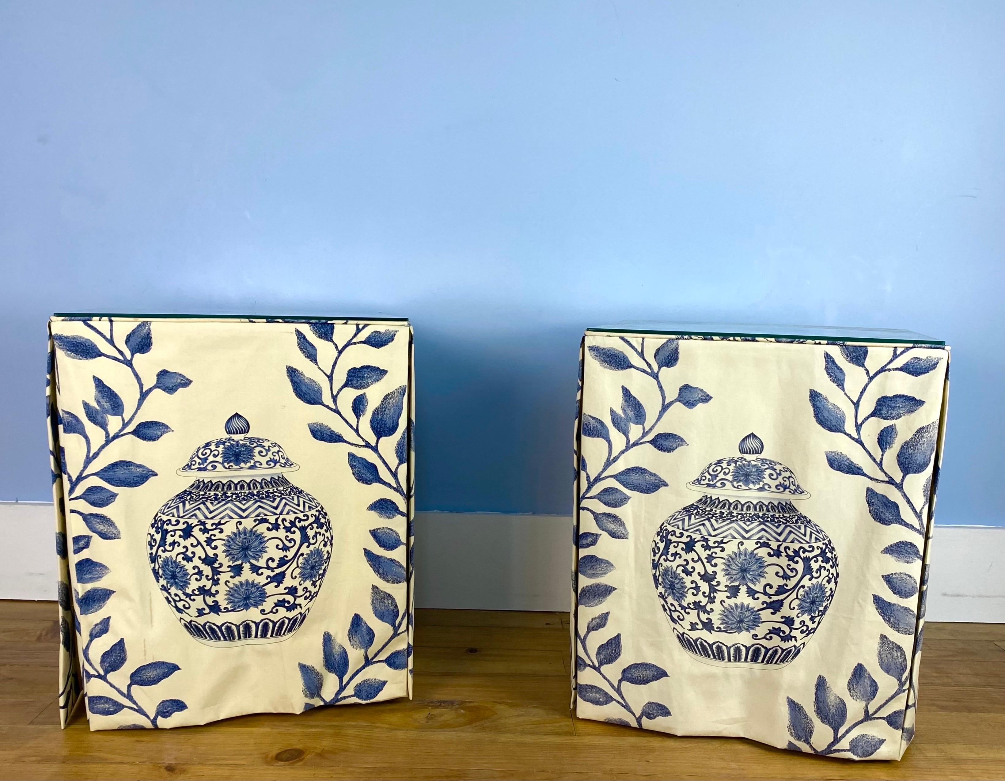 Elegant pair of bedside tables or side tables in fabric. A glass top is placed on each of the bedside tables.
Magnificent quality of white/ecru and blue fabric decorated with vases, fruits and foliage.
Blue white Chinese porcelain pattern.
This pair