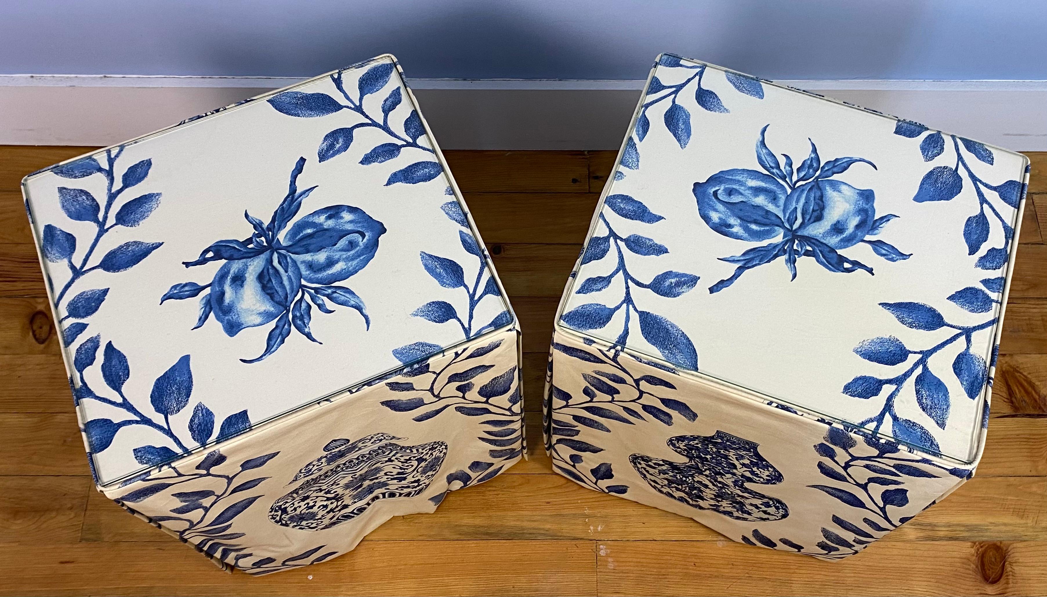 Pair of Bedside Tables - Nightstands Off-White and French Blue Fabric 20th In Good Condition In Beuzevillette, FR