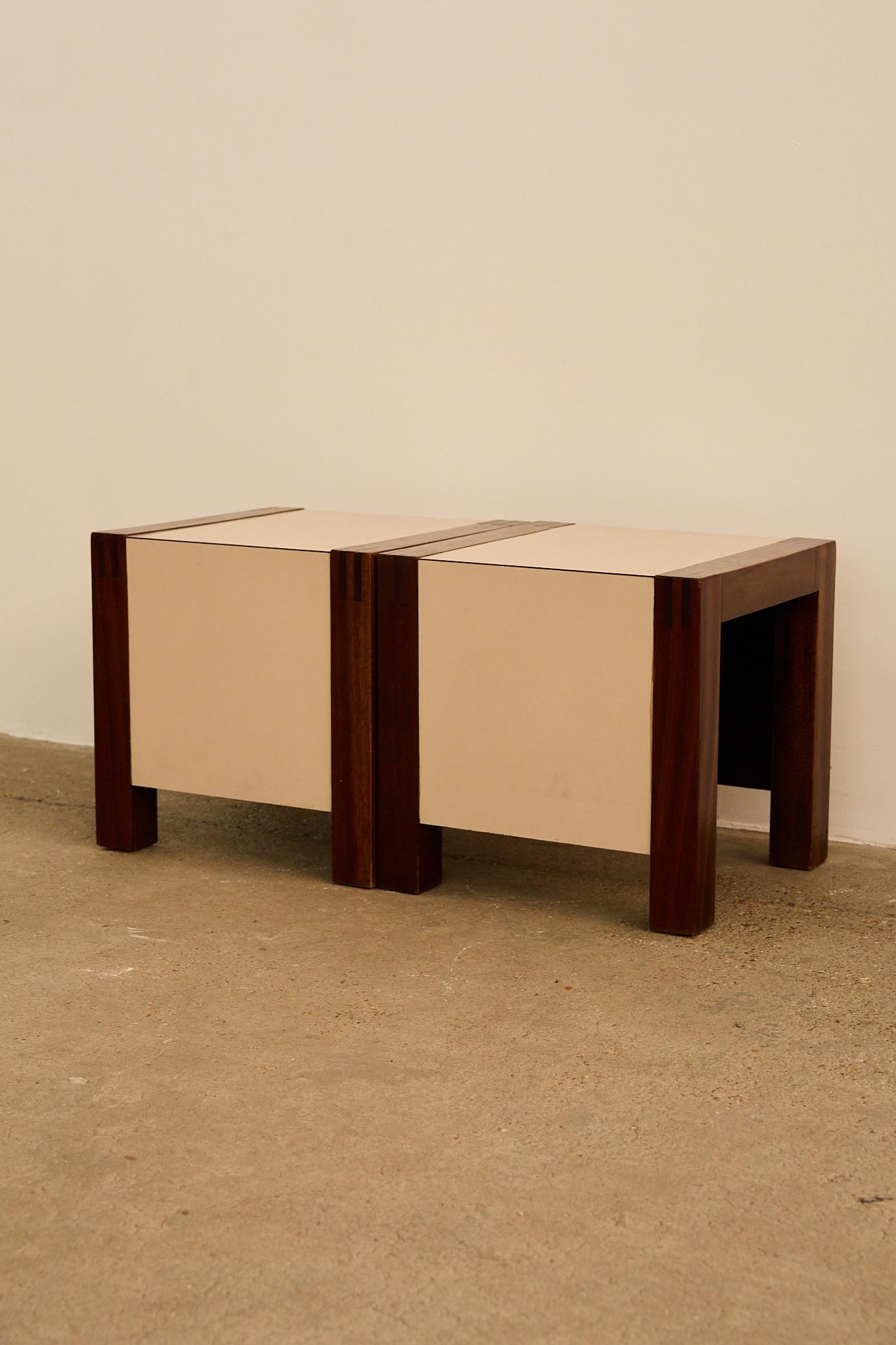 Paar Nachttische/ Hocker (Moderne) im Angebot