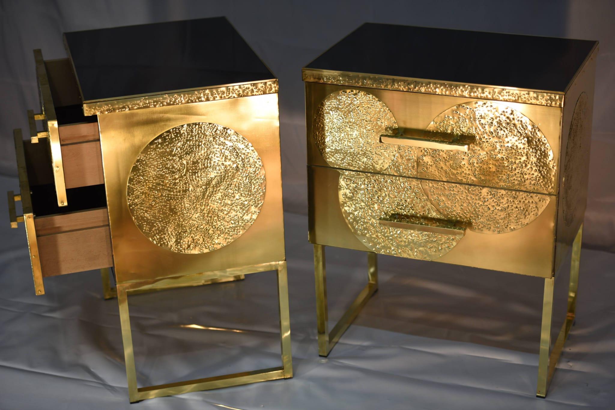 Hand-Crafted Pair of bedside tables with 2 drawers in wood and brass For Sale