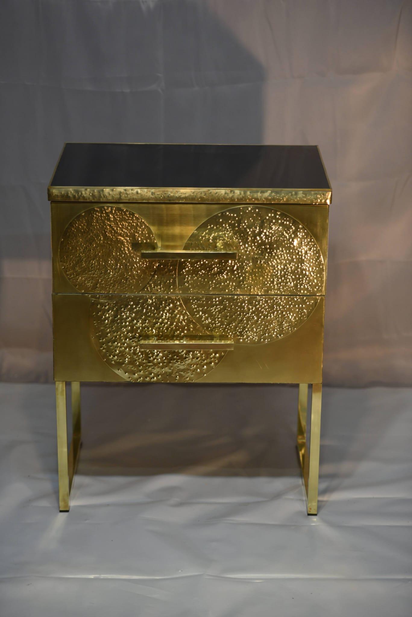 Contemporary Pair of bedside tables with 2 drawers in wood and brass For Sale