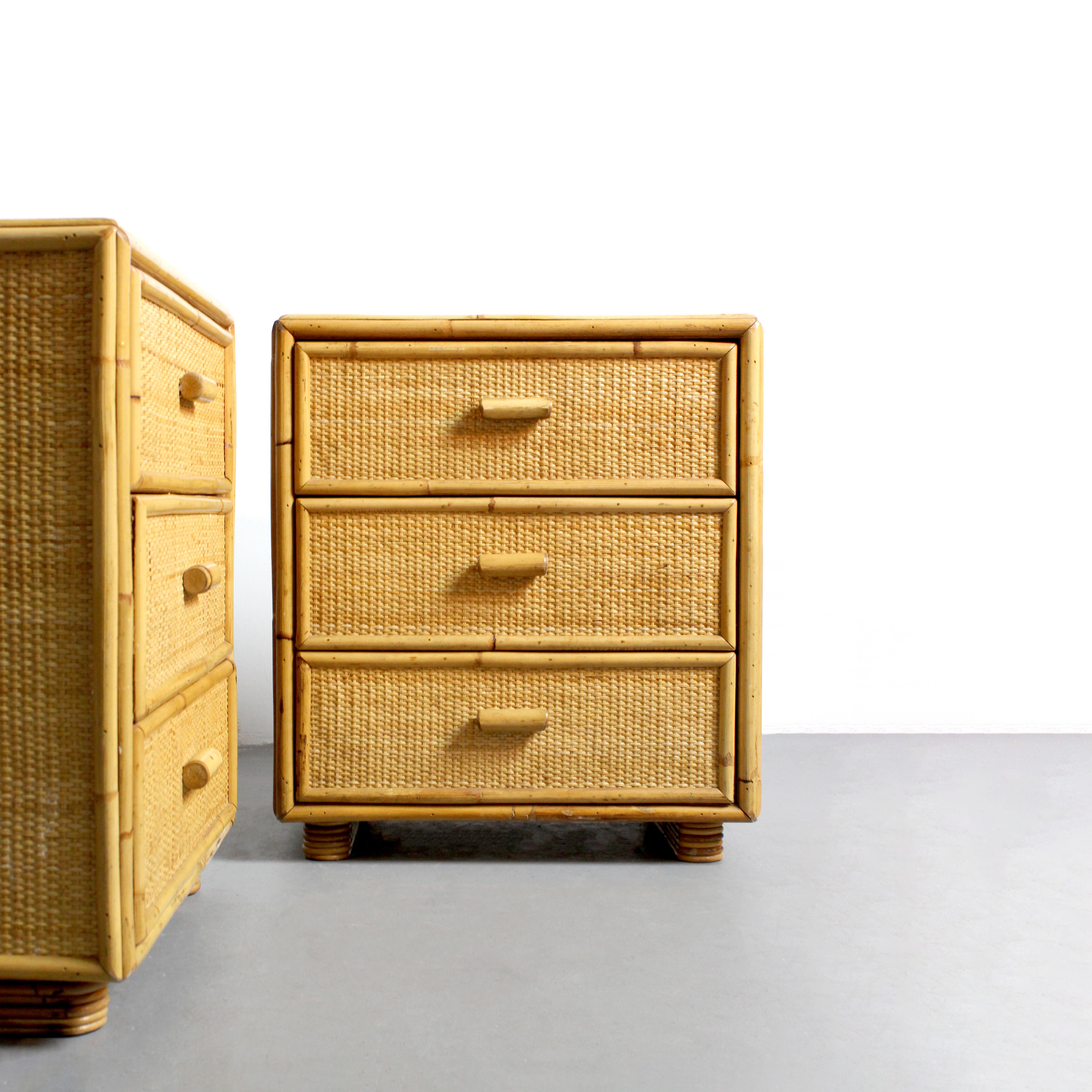 Coppia di comodini con struttura in pino rivestita in vimini e bambù - C.C. 1970 in vendita 4