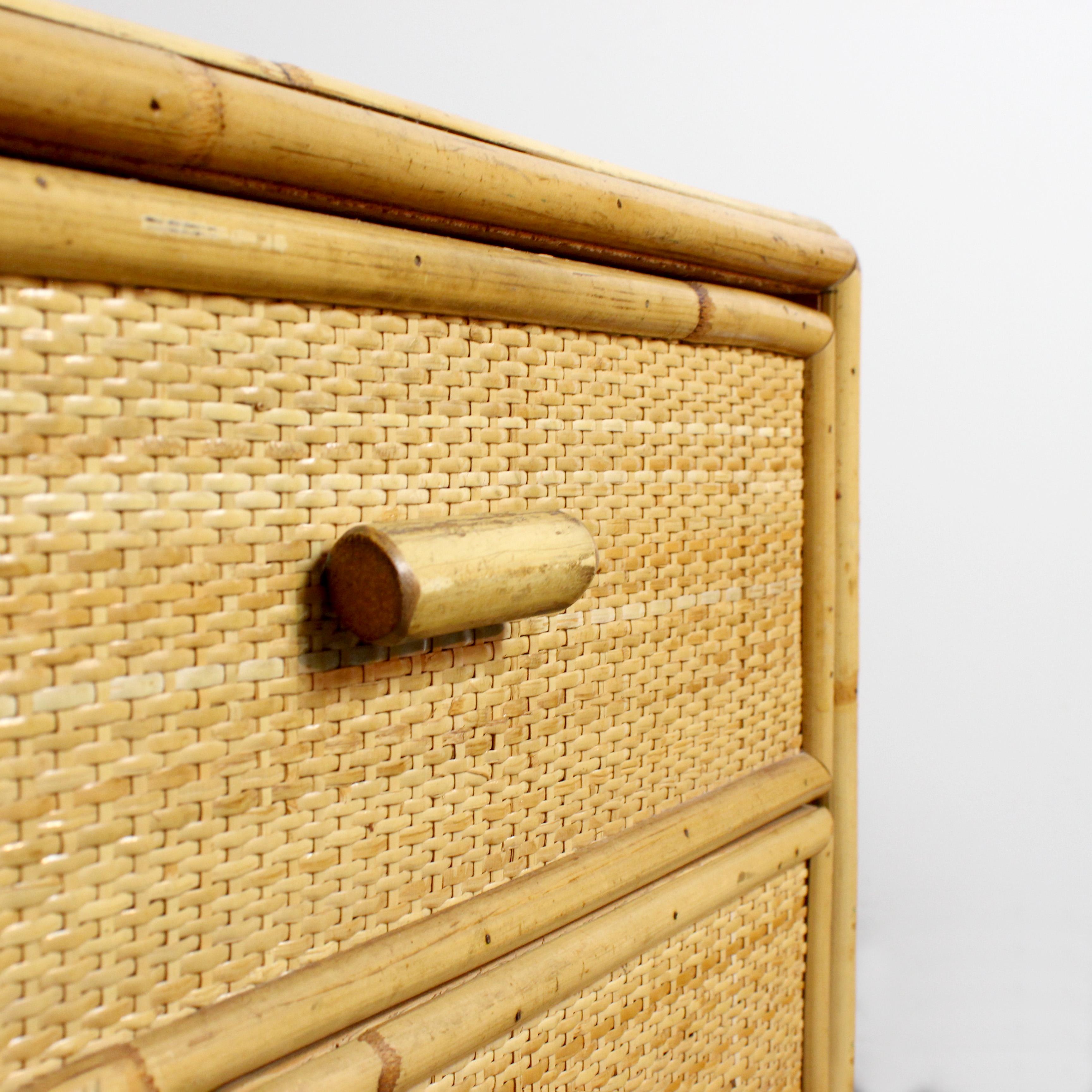 Spagnolo Coppia di comodini con struttura in pino rivestita in vimini e bambù - C.C. 1970 in vendita