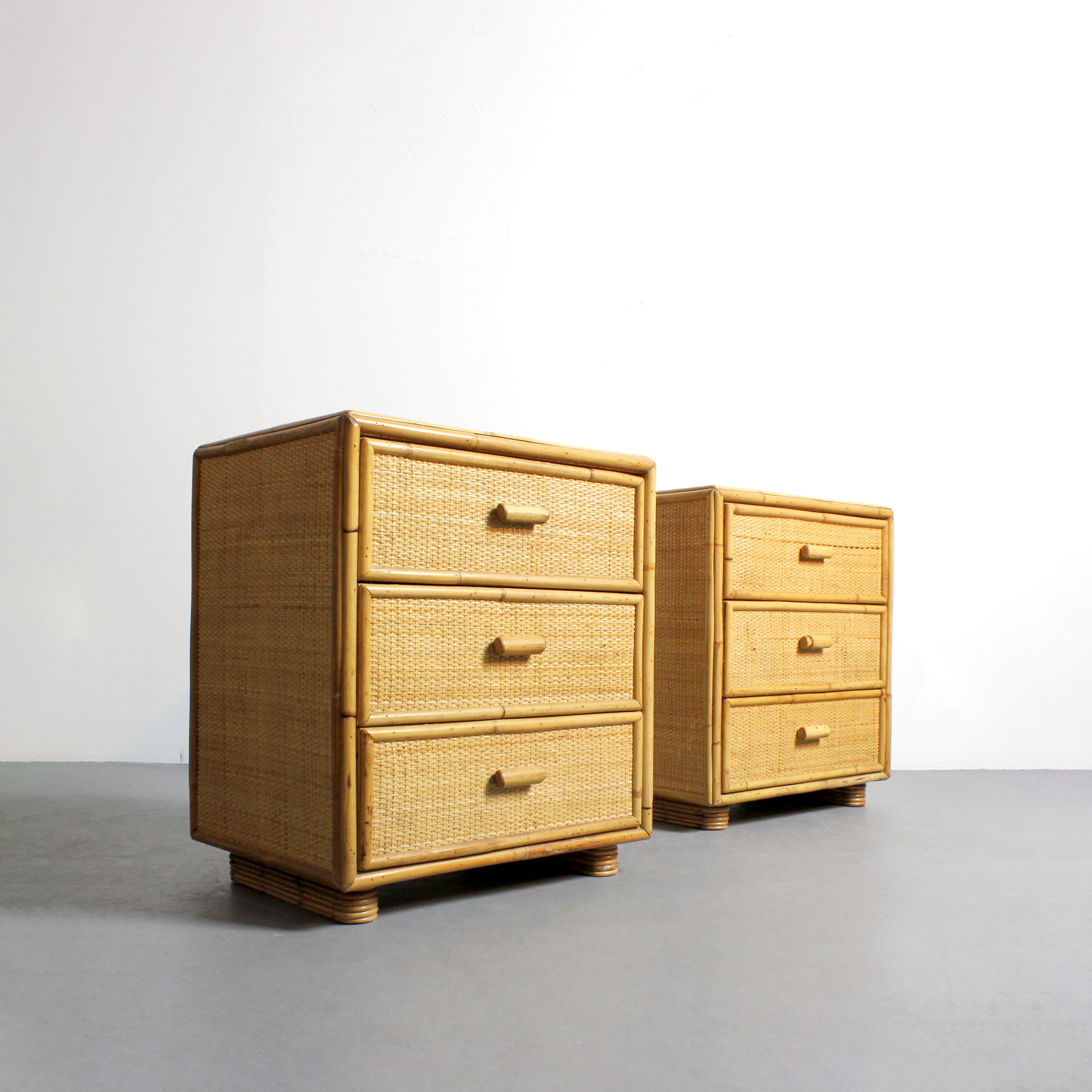 Coppia di comodini con struttura in pino rivestita in vimini e bambù - C.C. 1970 In condizioni buone in vendita a Madrid, España