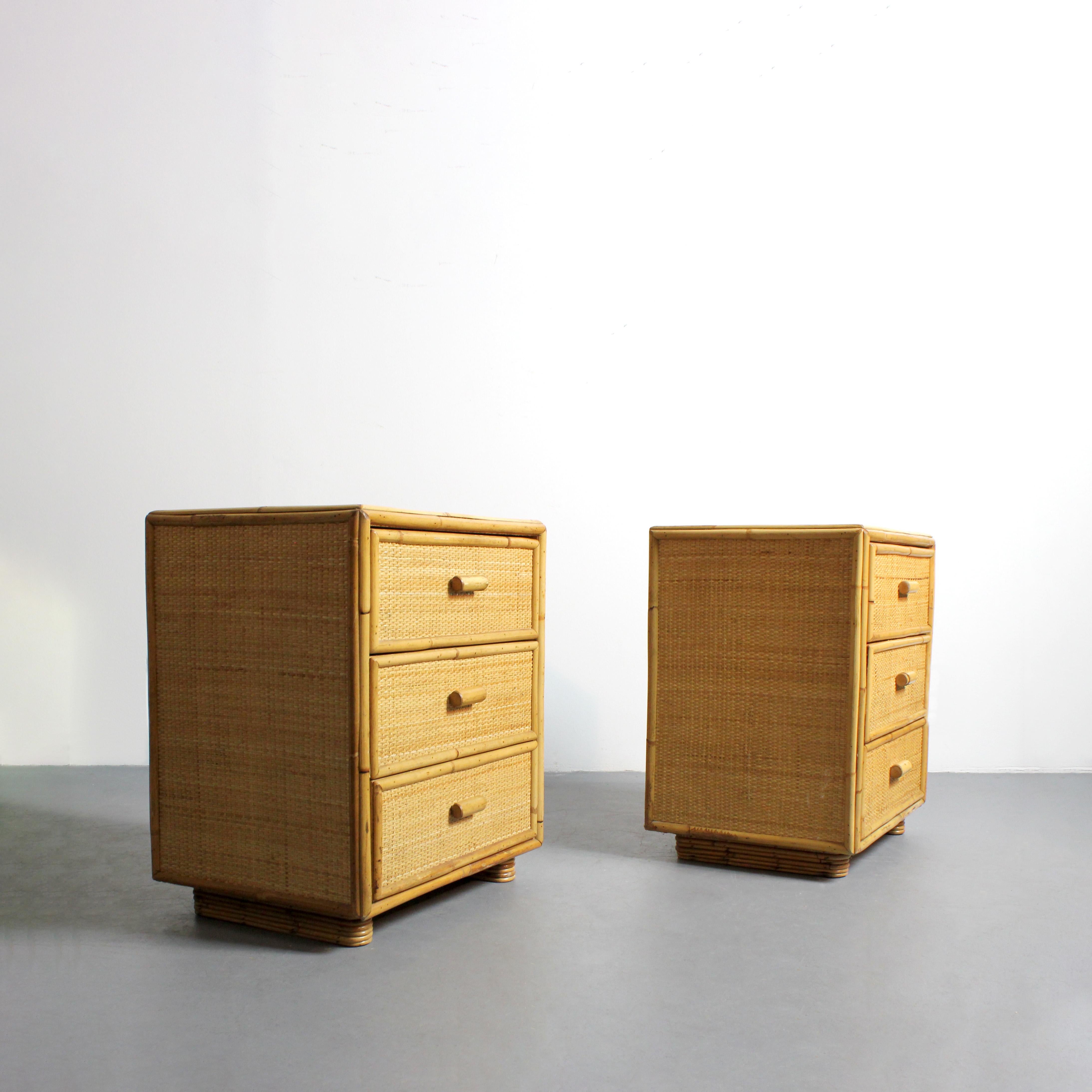 Fine XX secolo Coppia di comodini con struttura in pino rivestita in vimini e bambù - C.C. 1970 in vendita