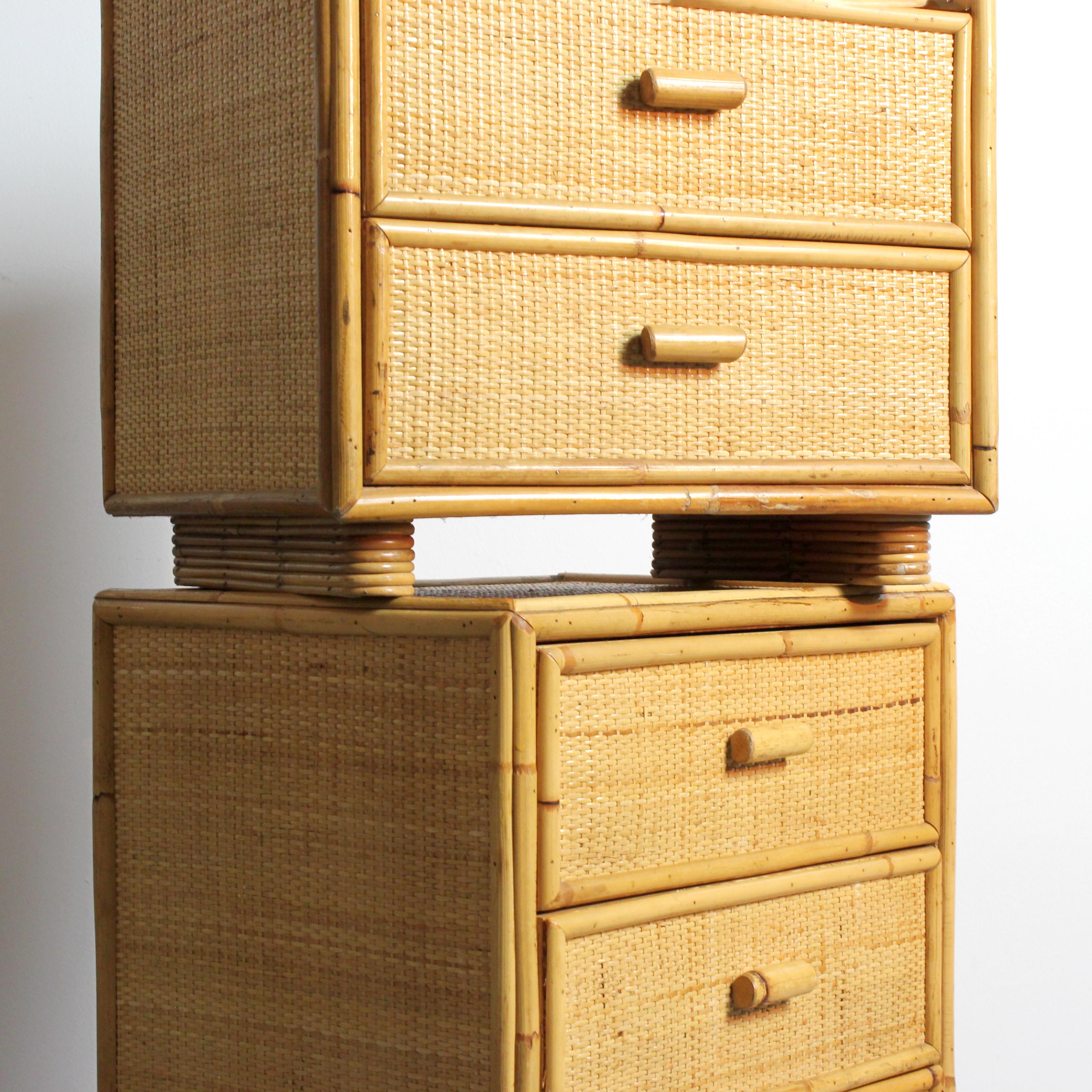 Legno Coppia di comodini con struttura in pino rivestita in vimini e bambù - C.C. 1970 in vendita