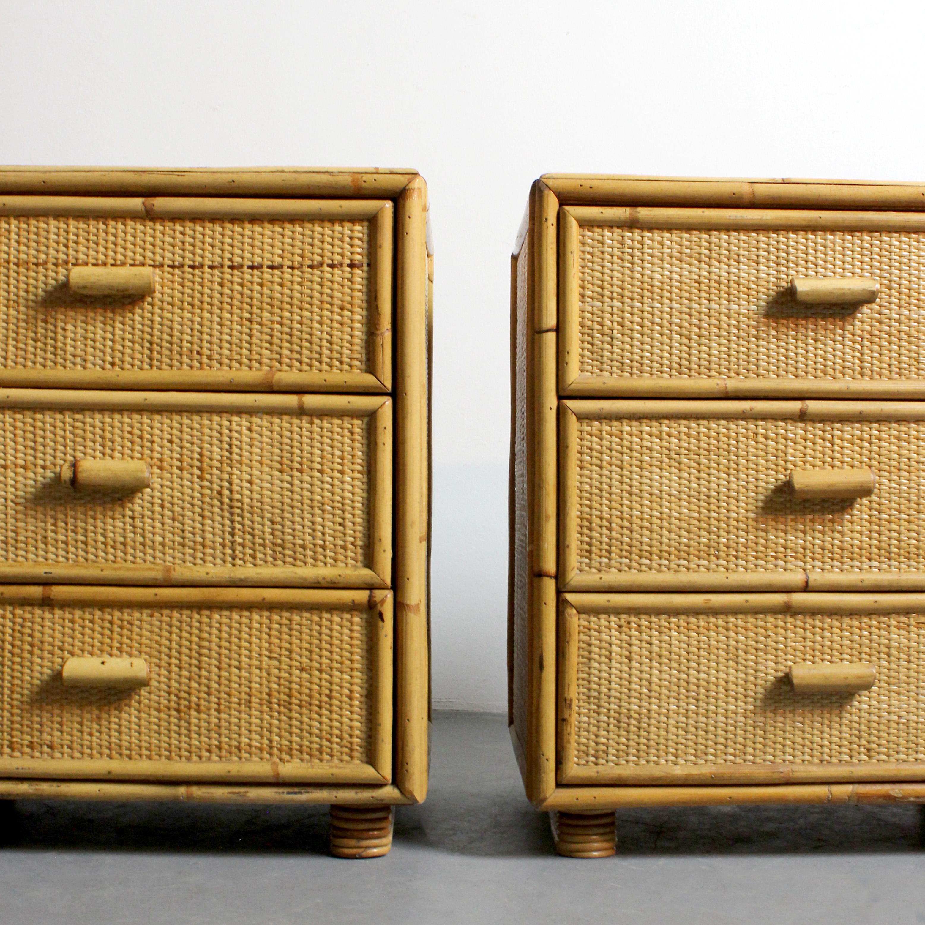 Coppia di comodini con struttura in pino rivestita in vimini e bambù - C.C. 1970 in vendita 1