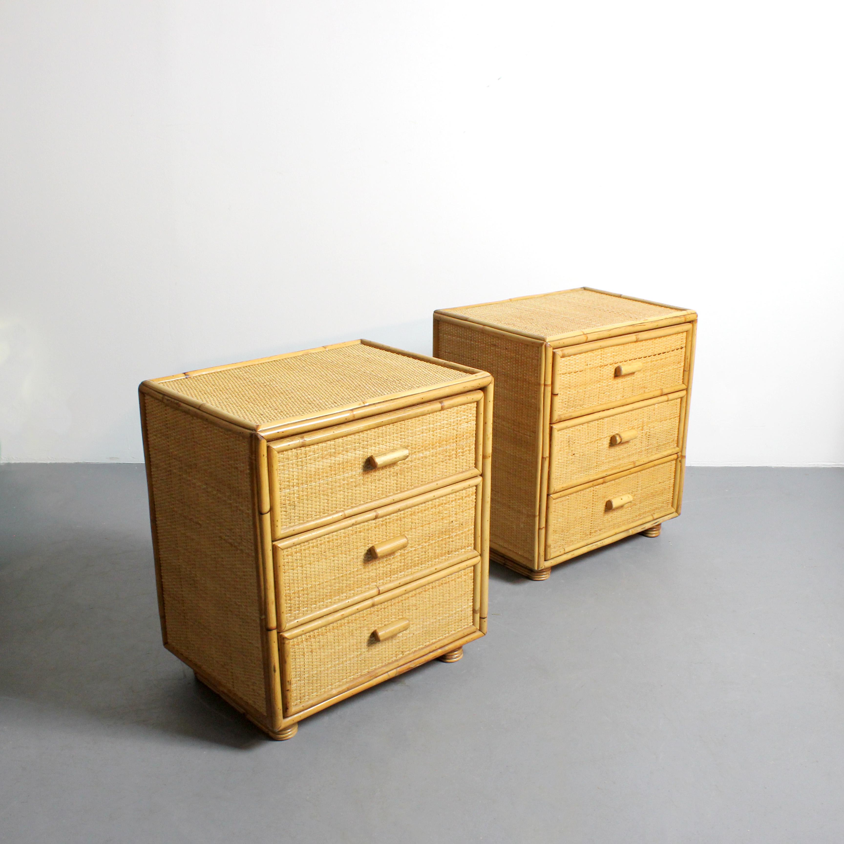 Coppia di comodini con struttura in pino rivestita in vimini e bambù - C.C. 1970 in vendita 2