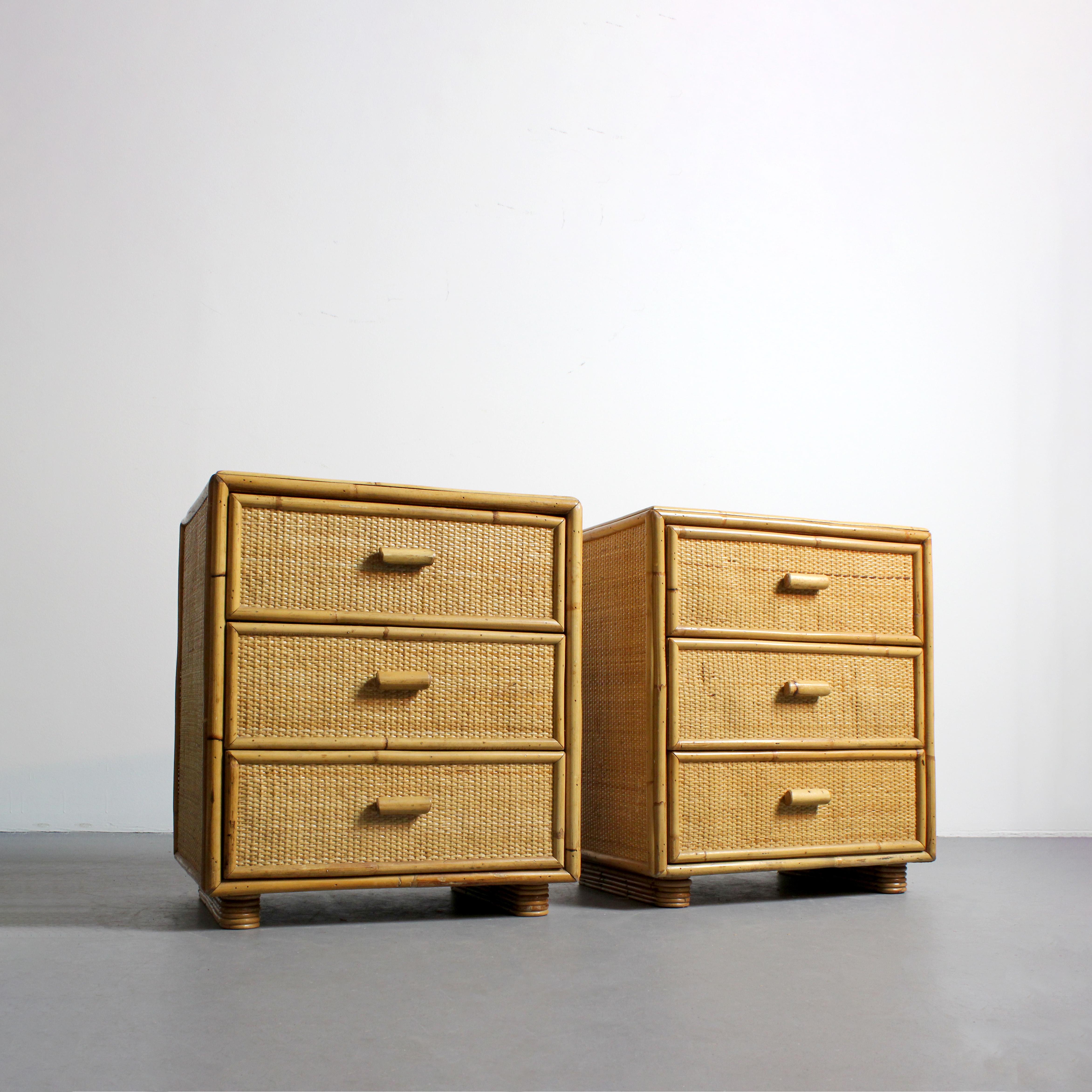 Coppia di comodini con struttura in pino rivestita in vimini e bambù - C.C. 1970 in vendita 3