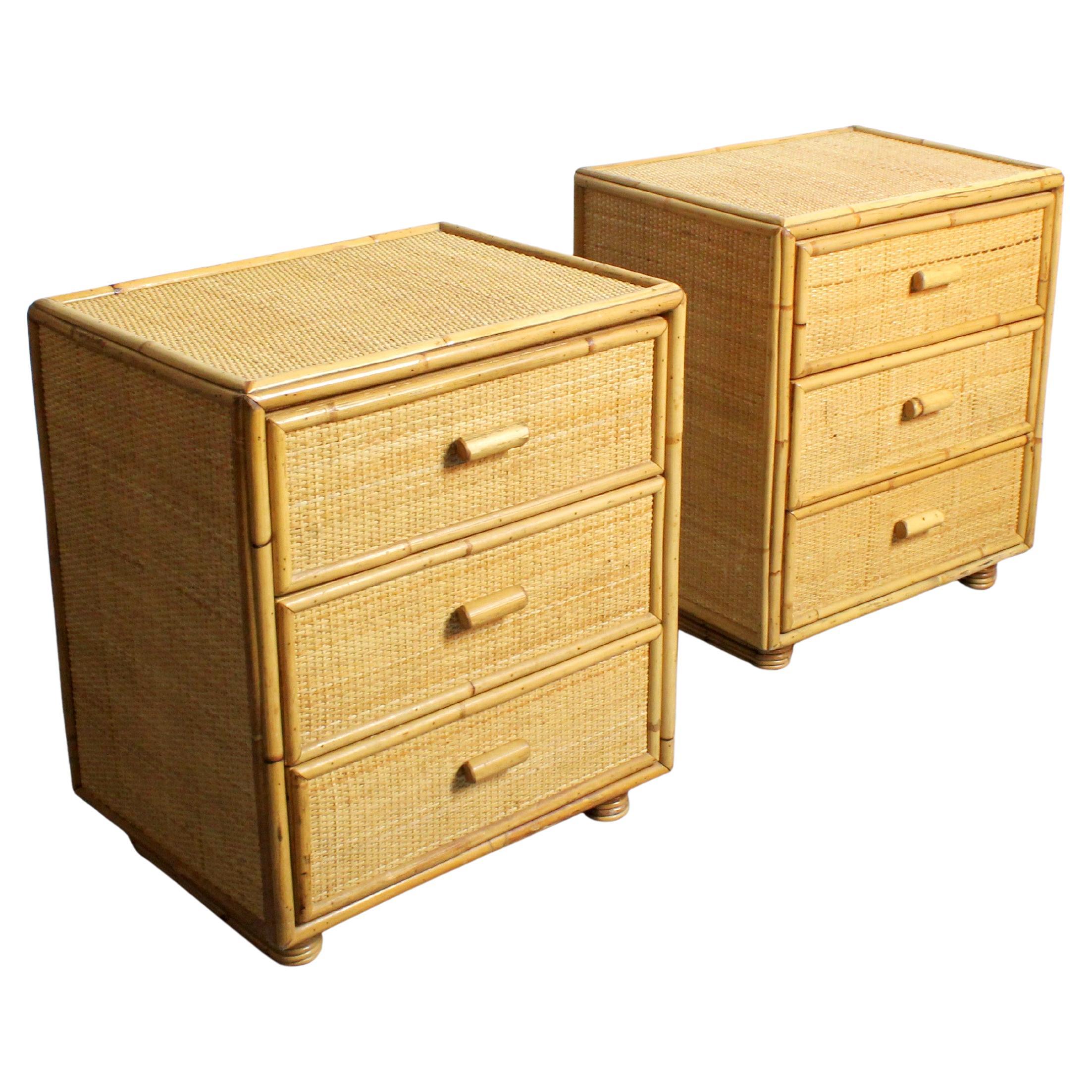 Coppia di comodini con struttura in pino rivestita in vimini e bambù - C.C. 1970