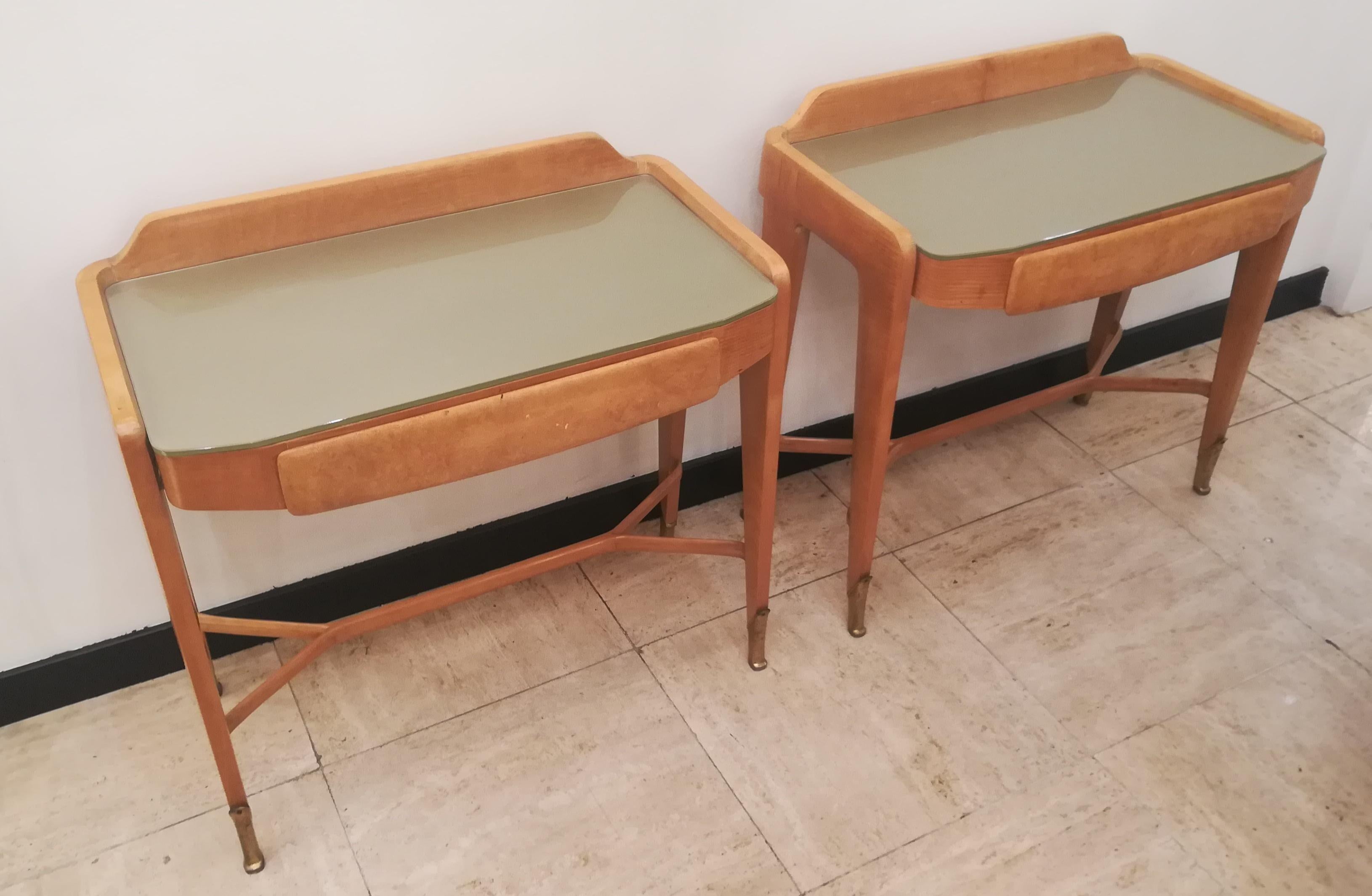 Pair of bedsides or end tables in clear wood, and opalescent glass top with one drawer.
Brass hoof.