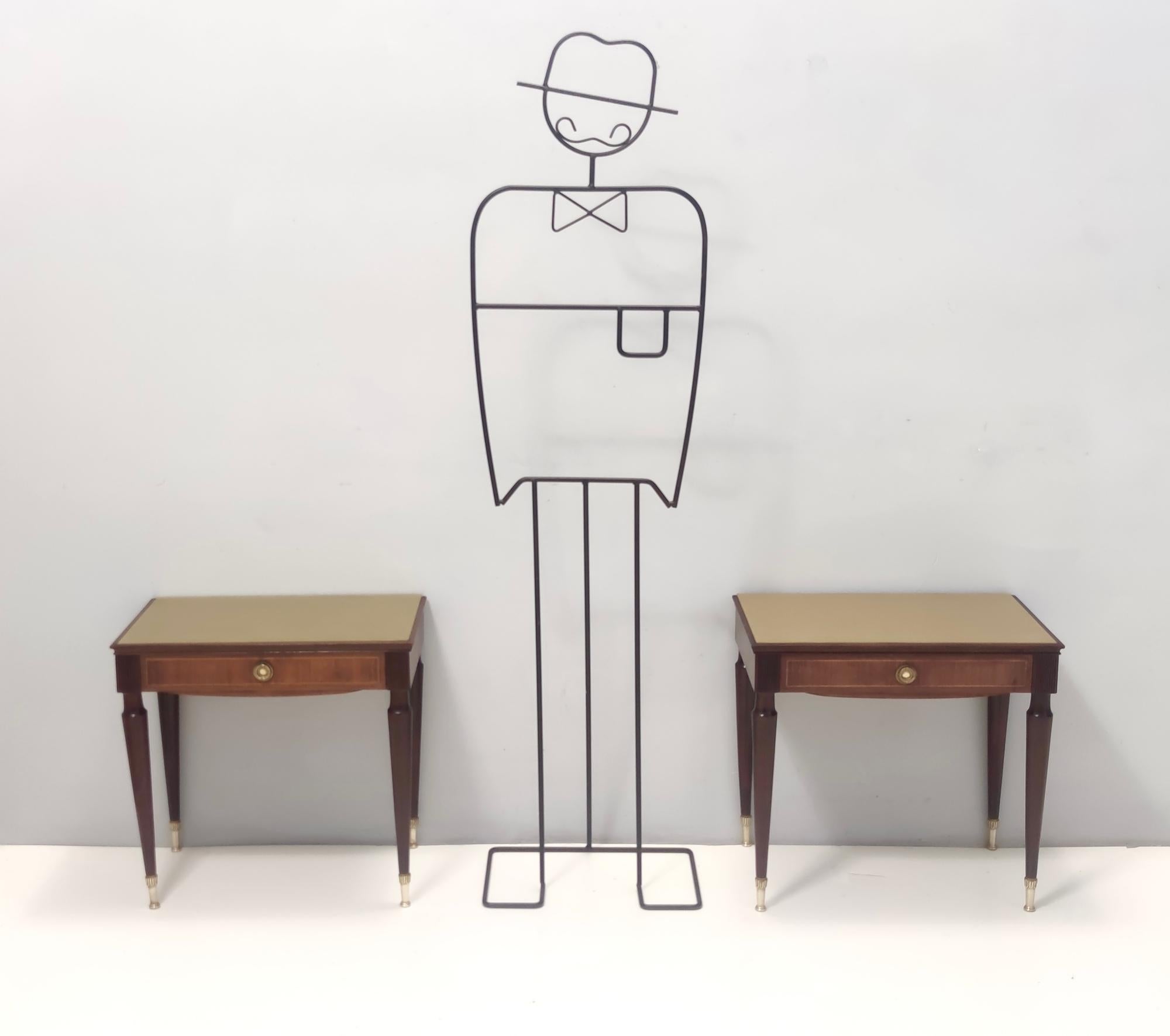 Fabriqué en Italie, années 1950 - 1960. 
Elles sont dotées d'un cadre en hêtre et en noyer ébonisé, de poignées et de CAP en laiton et de plateaux en verre peints à l'arrière.
Ces tables de nuit sont vintage, elles peuvent donc présenter de légères