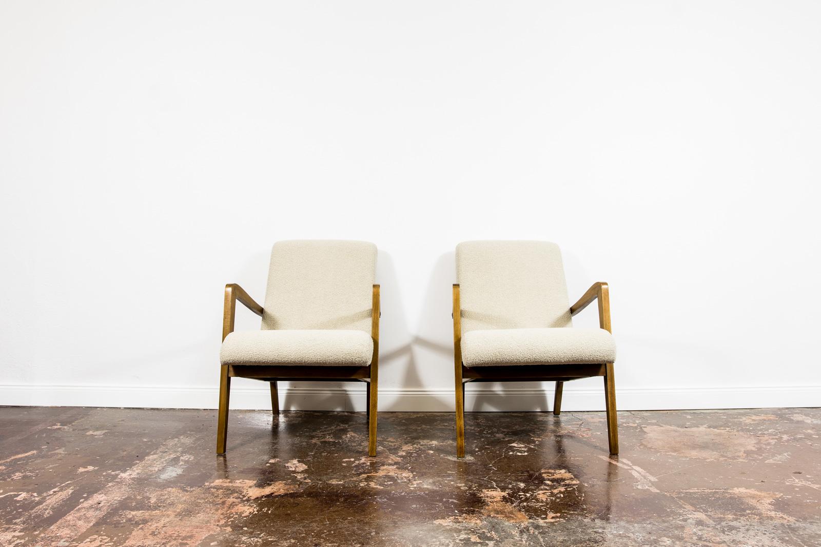 Pair of Mid-Century armchairs from Bystrzyckie Fabryki Mebli 1960's, Poland.
Solid beech wood frames have been completely restored and refinished.
Reupholstered in beige soft fabric.