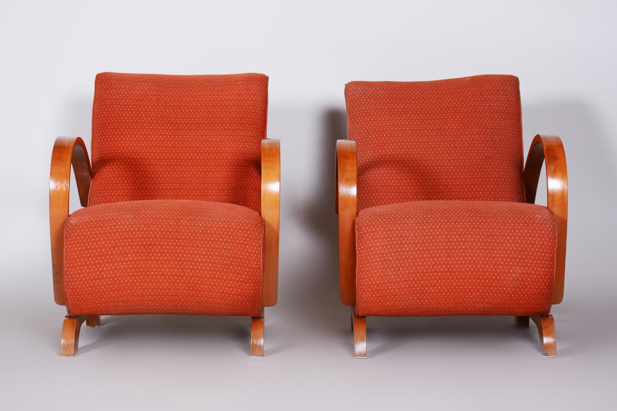Pair of Art Deco armchairs.
United Arts & Crafts manufacture. (UP Závody Brno)
Designed by Jindrich Halabala.
Original condition
Material: Beech
Period: 1930-1939.
 