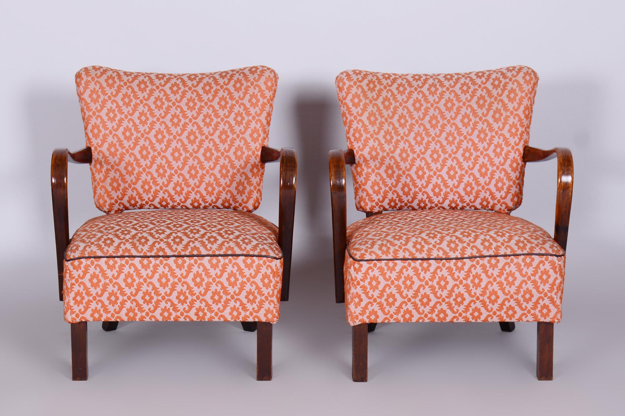 Pair of Beech Art Deco armchairs. 

Period: 1930-1939.
Source: Czechia.

Original very well-preserved condition.
Revived polish.
The upholstery has been professionally cleaned.