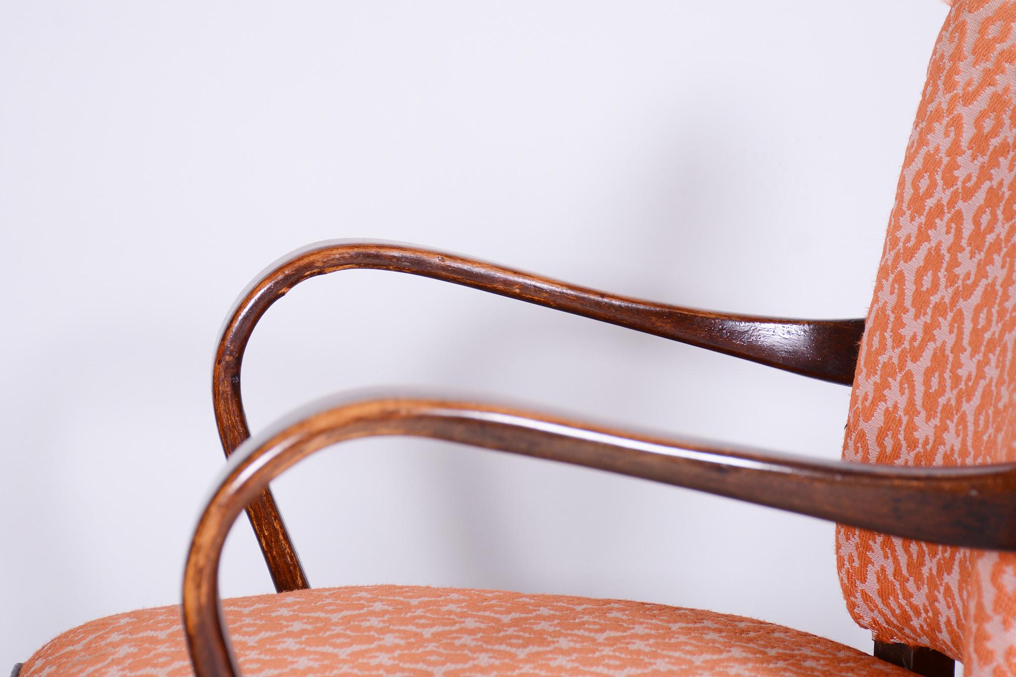 Paire de fauteuils ArtDeco en hêtre fabriqués dans les années 1930, Tchécoslovaquie, polissage renouvelé Bon état - En vente à Horomerice, CZ