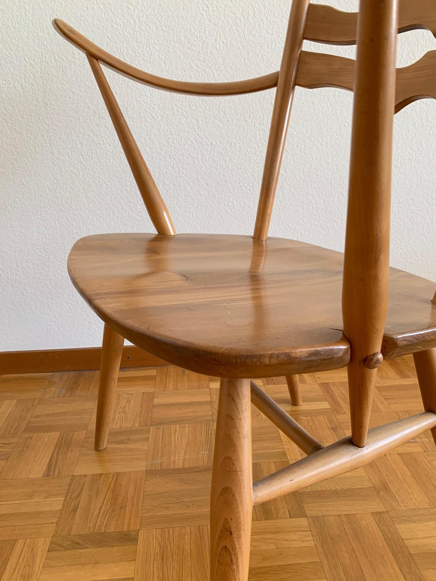 Elegant Pair of Elm and Beech Easy Chairs by Ercol, UK, 1950s. Model 493. In Good Condition For Sale In Geneva, CH