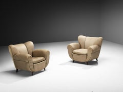 Par de sillones de haya con elegantes patas cónicas, de los años 50
