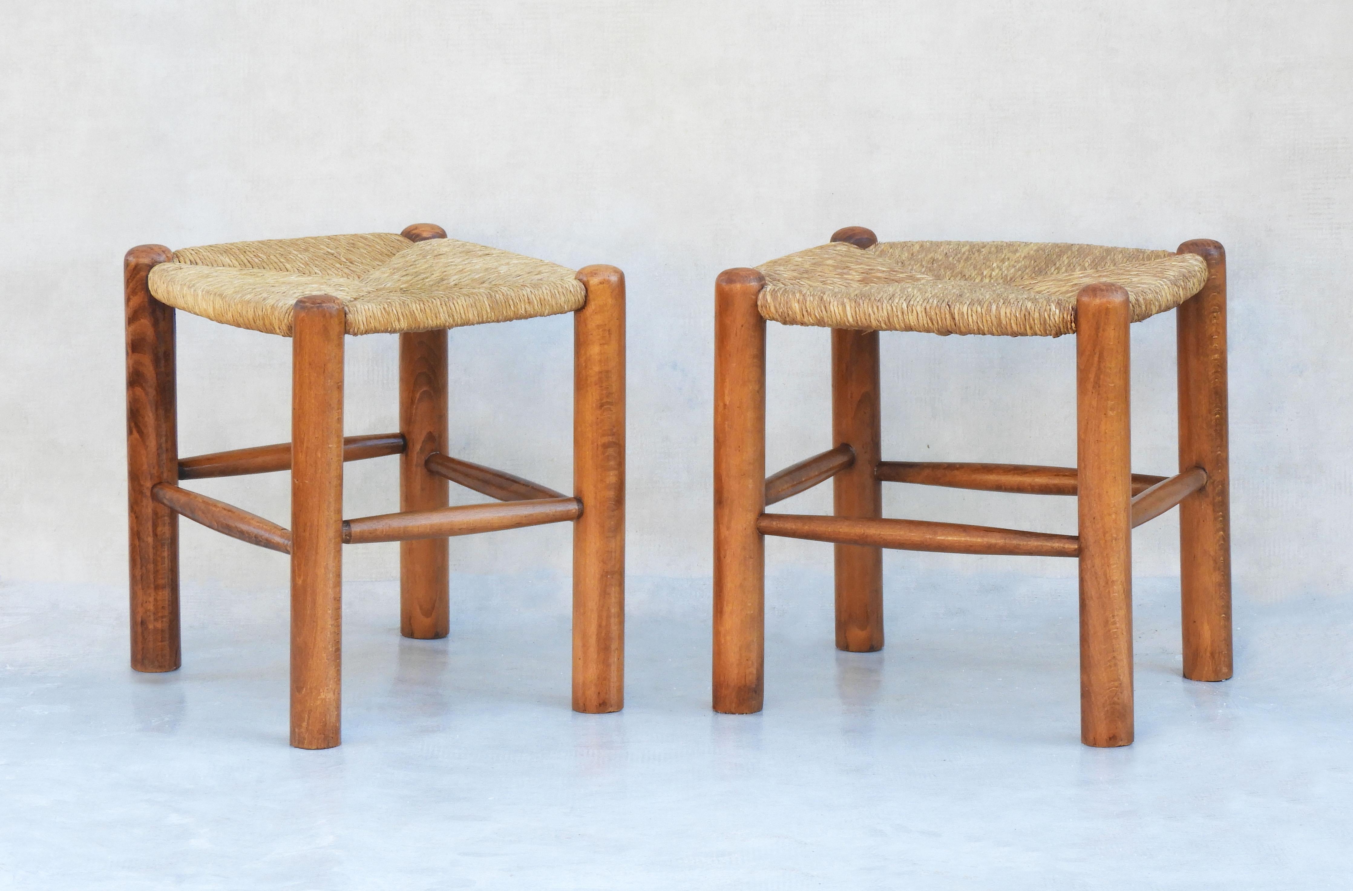 Provincial français Paire de tabourets Tabouret en hêtre et joncs de style Charlotte Perriand v1970 France en vente