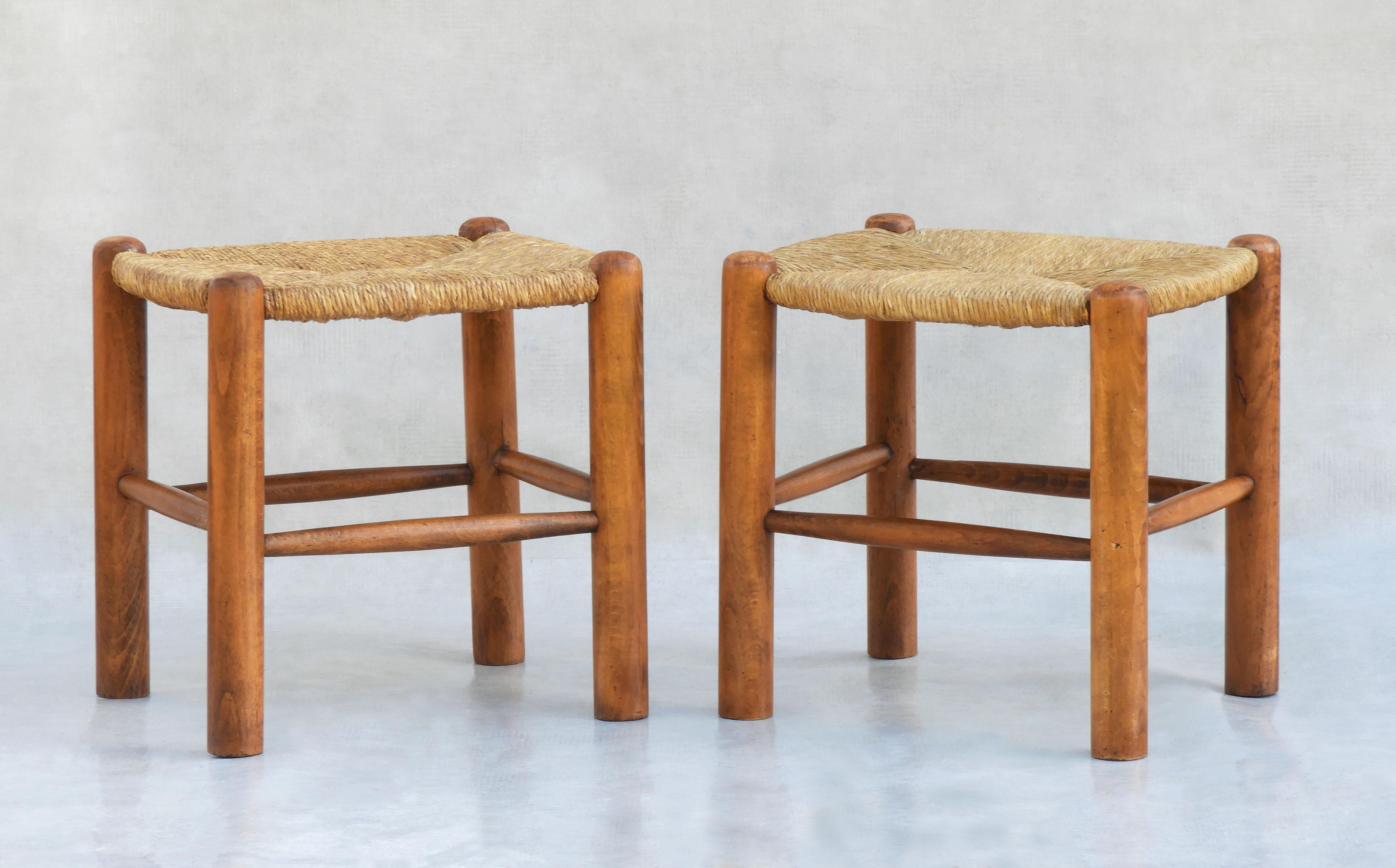 Français Paire de tabourets Tabouret en hêtre et joncs de style Charlotte Perriand v1970 France en vente