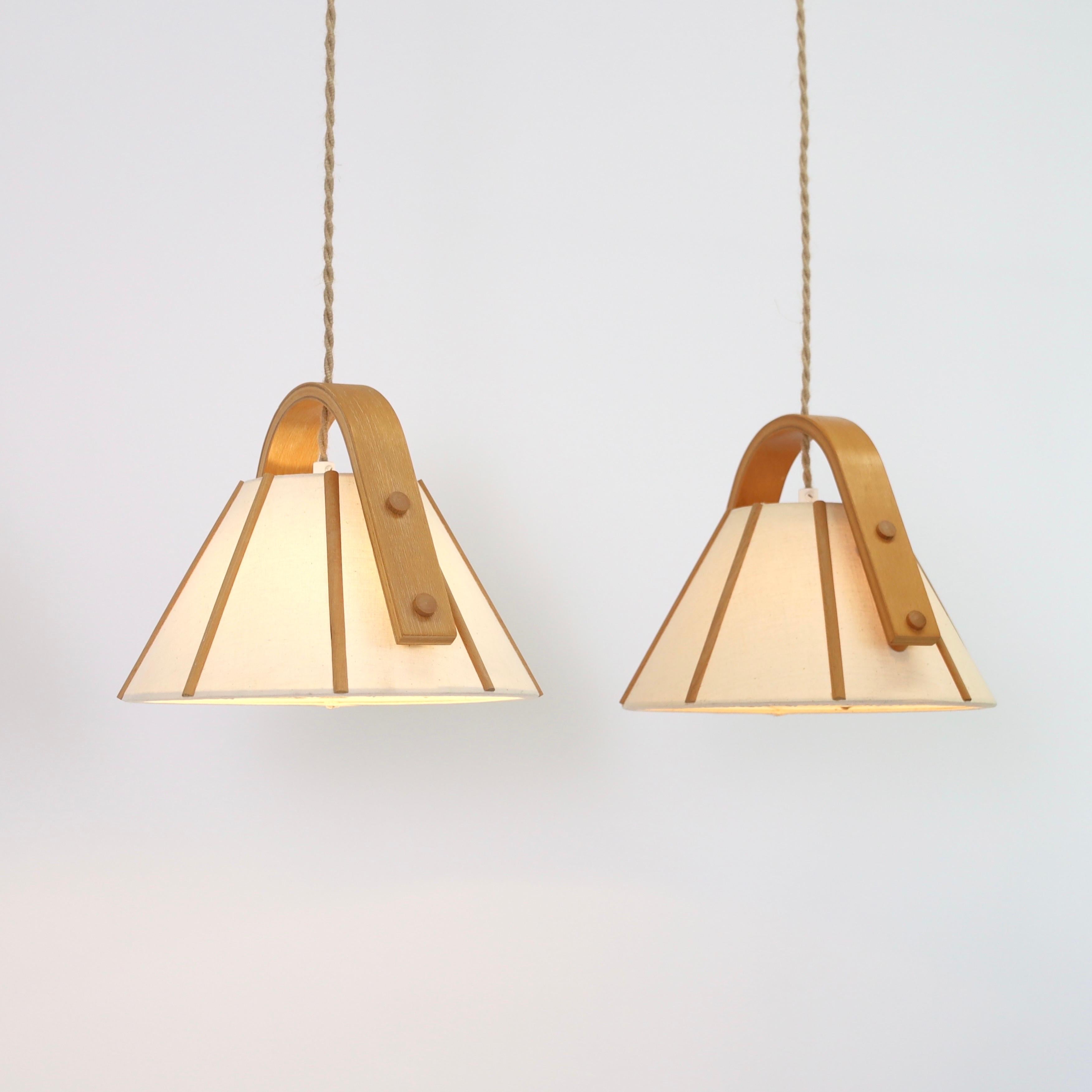 Danese Coppia di lampade a sospensione in legno di Beeche di Jan Wood Light, anni '70, Svezia in vendita