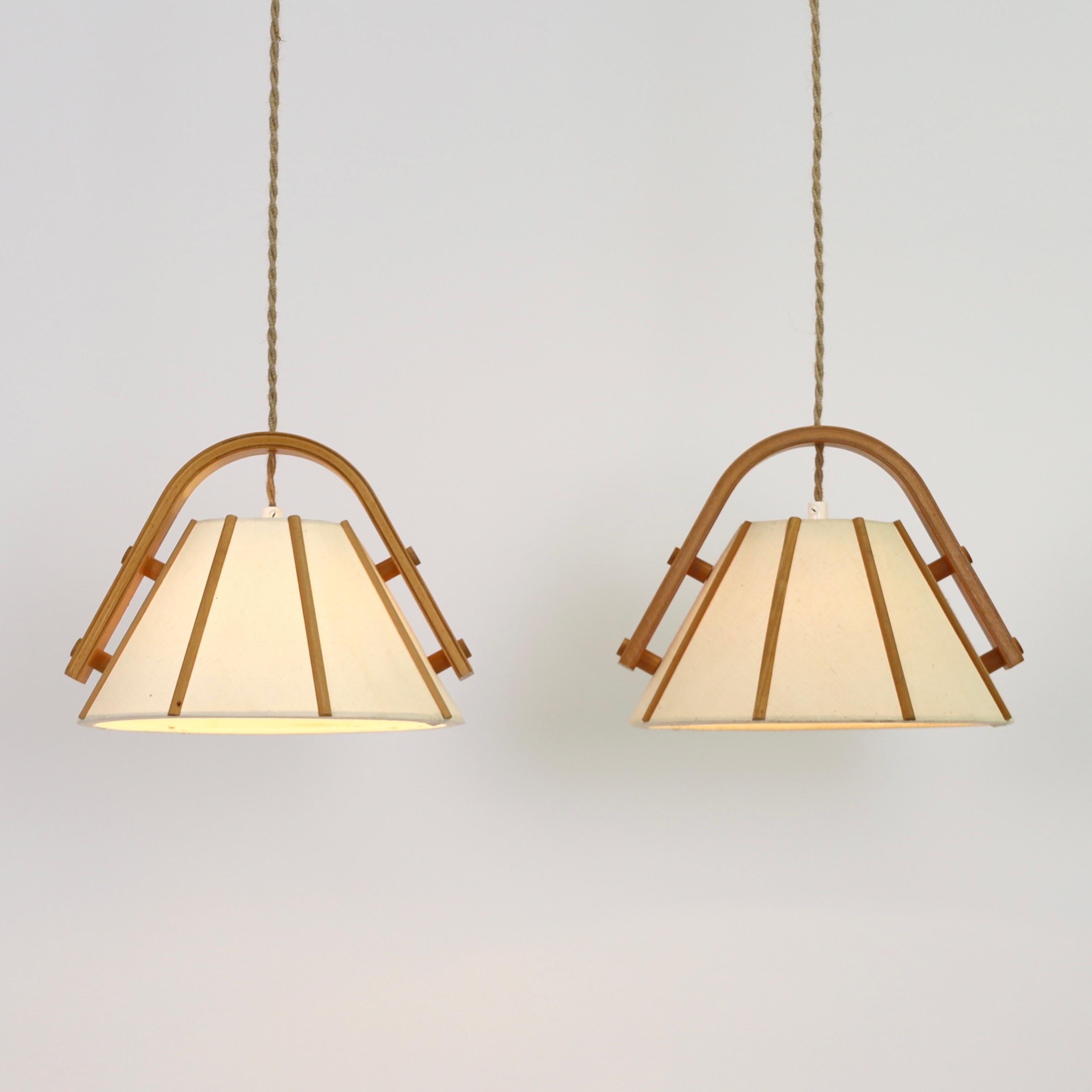 Coppia di lampade a sospensione in legno di Beeche di Jan Wood Light, anni '70, Svezia In condizioni buone in vendita a Værløse, DK