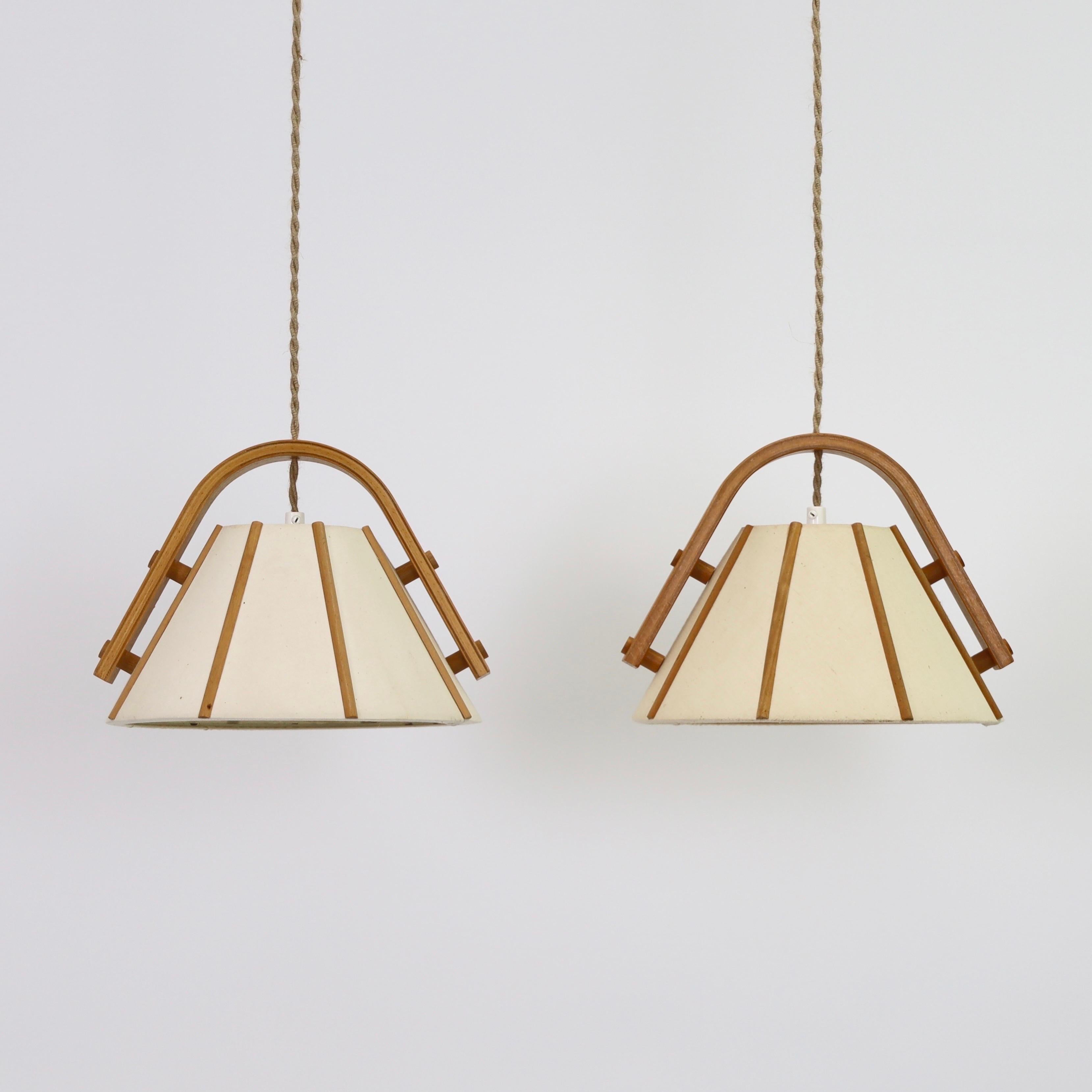 Fine XX secolo Coppia di lampade a sospensione in legno di Beeche di Jan Wood Light, anni '70, Svezia in vendita