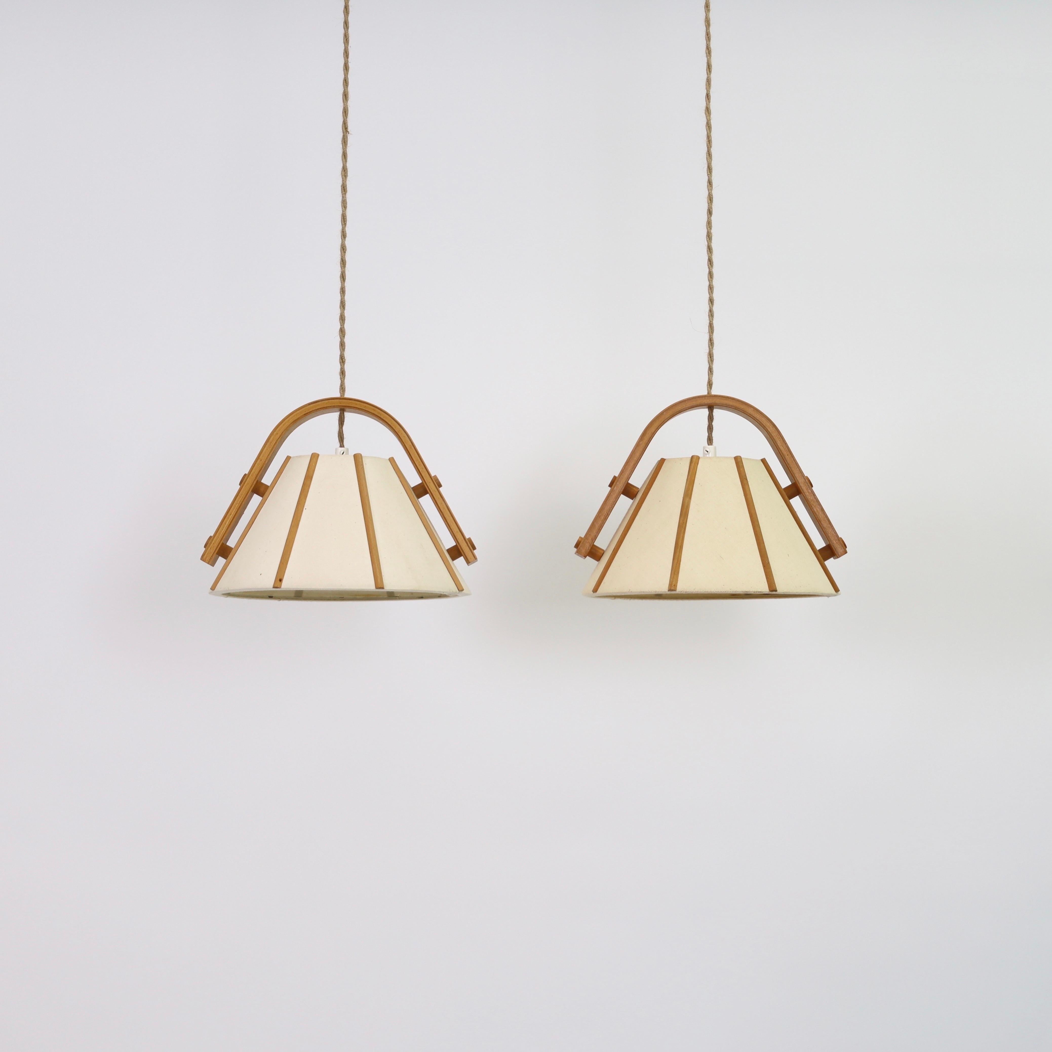 Tessuto Coppia di lampade a sospensione in legno di Beeche di Jan Wood Light, anni '70, Svezia in vendita