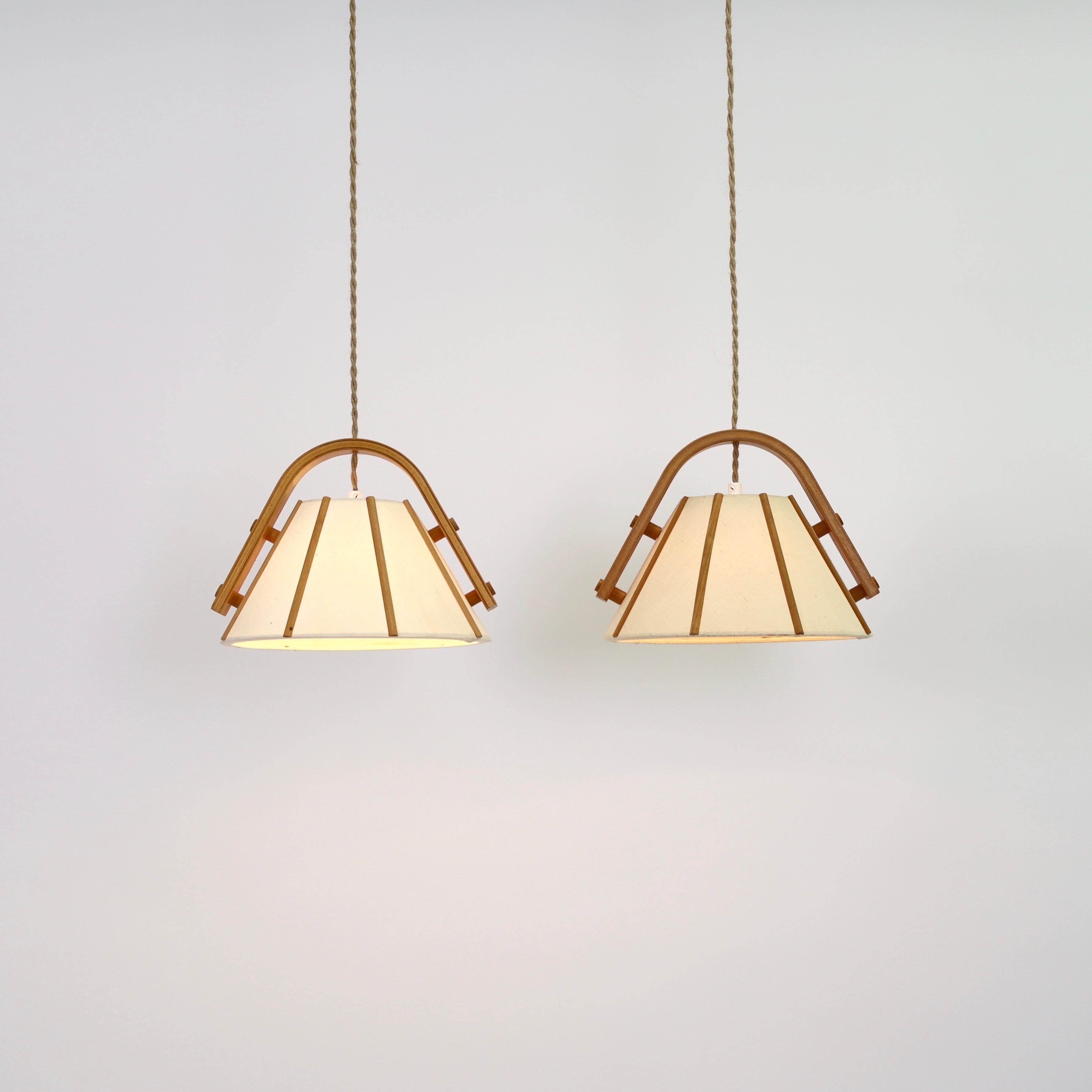 Coppia di lampade a sospensione in legno di Beeche di Jan Wood Light, anni '70, Svezia in vendita 1